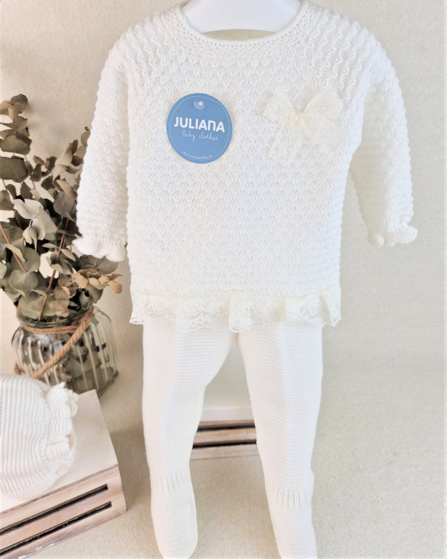 Conjunto con polaina y capota recogidas y puntilla