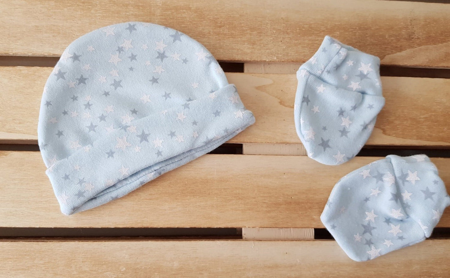 Gorro y manoplas con fondo de color y estrellas