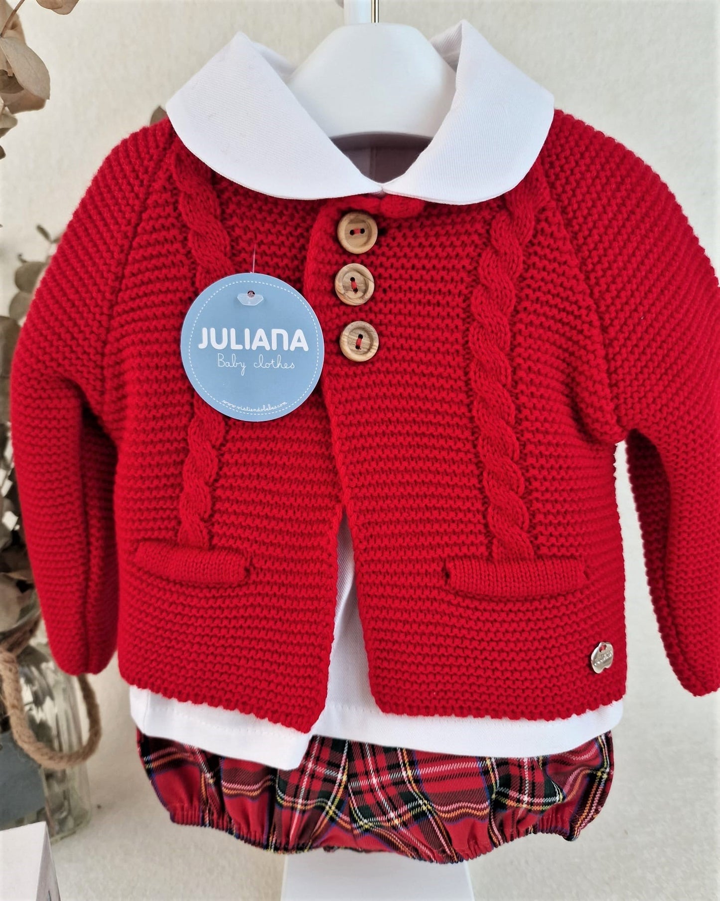 Conjunto de niño con chaqueta en rojo con pantalón de cuadros