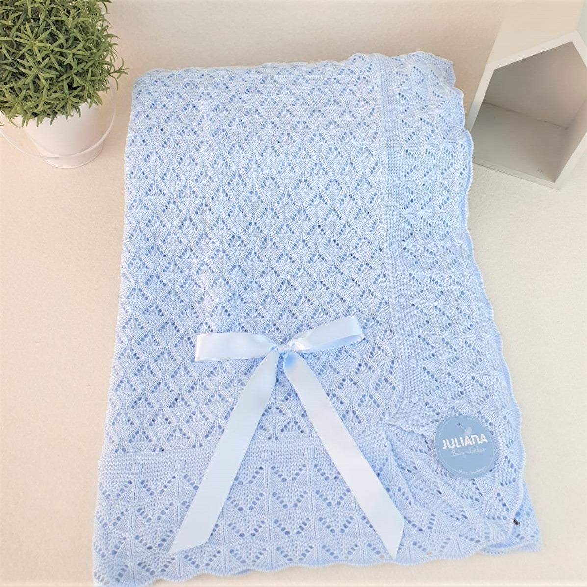 Toquilla con calados en forma de rombos y uves en el volante