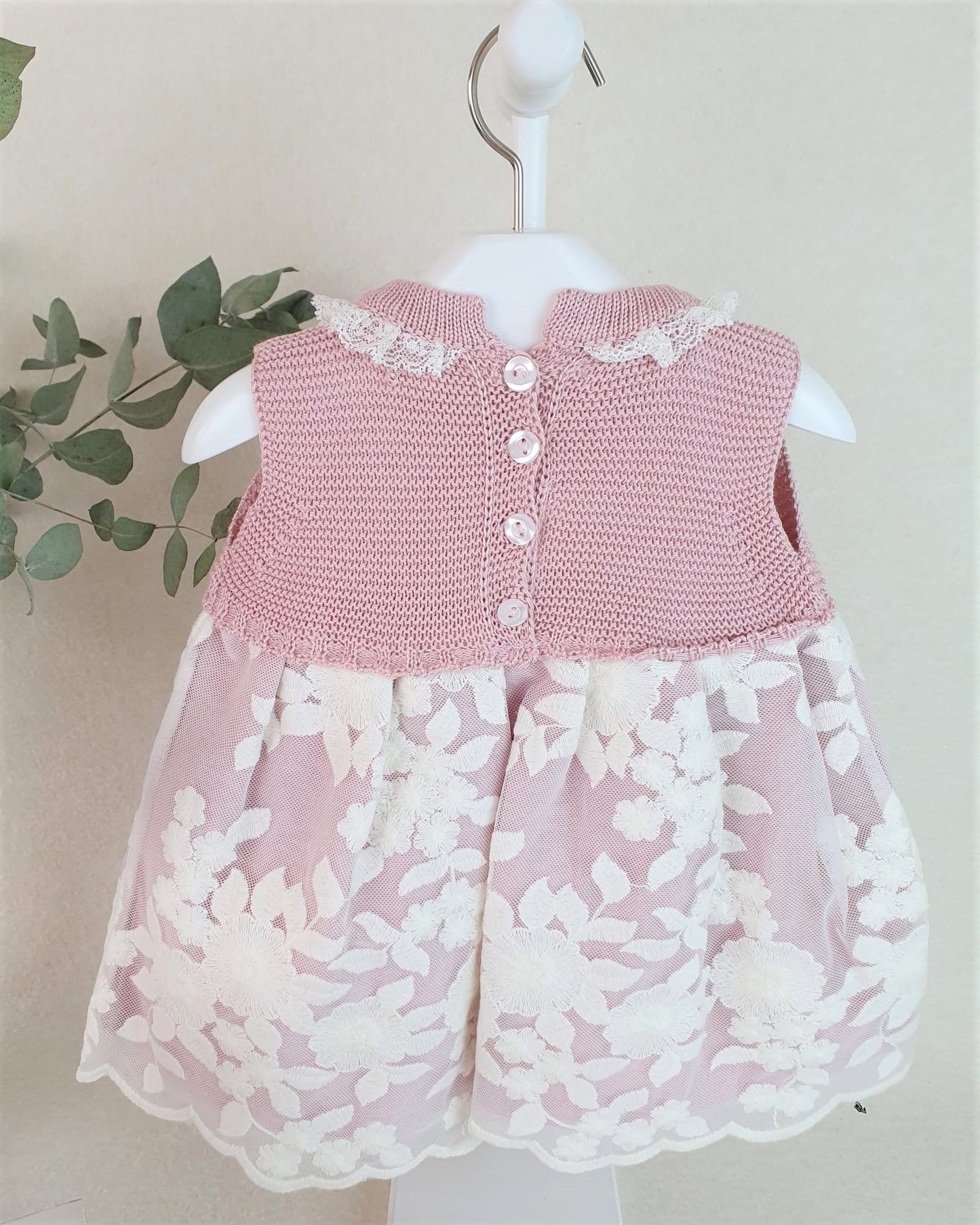 Vestido cuerpo de punto con tela de encaje grande y capota de hilo