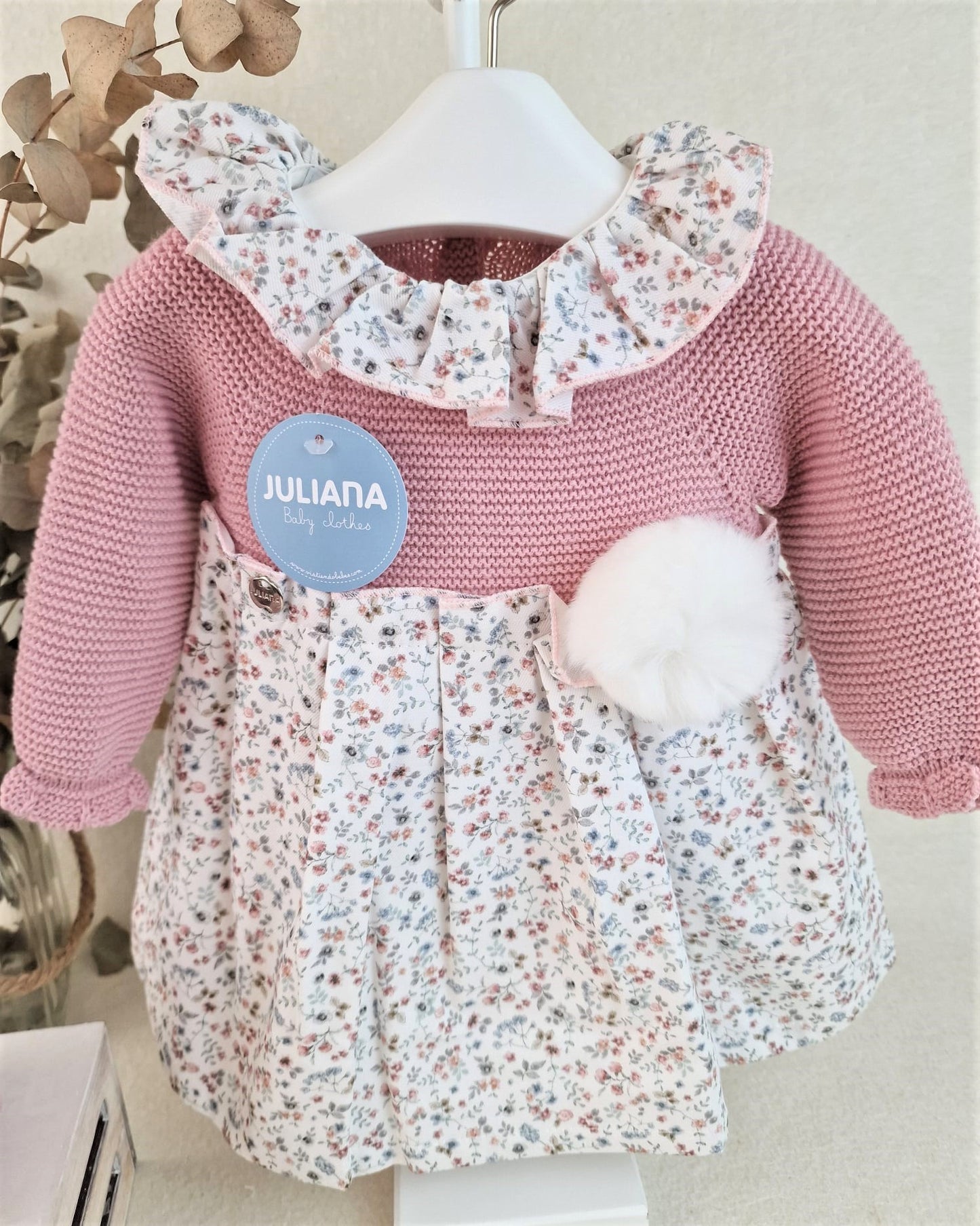 Vestido con cuerpo de putno en rosa maquillaje y tela de flores, incluye capota