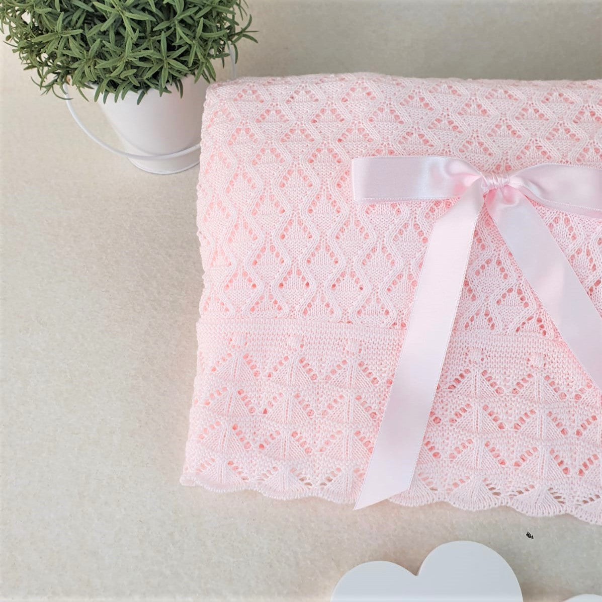 Toquilla con calados en forma de rombos y uves en el volante