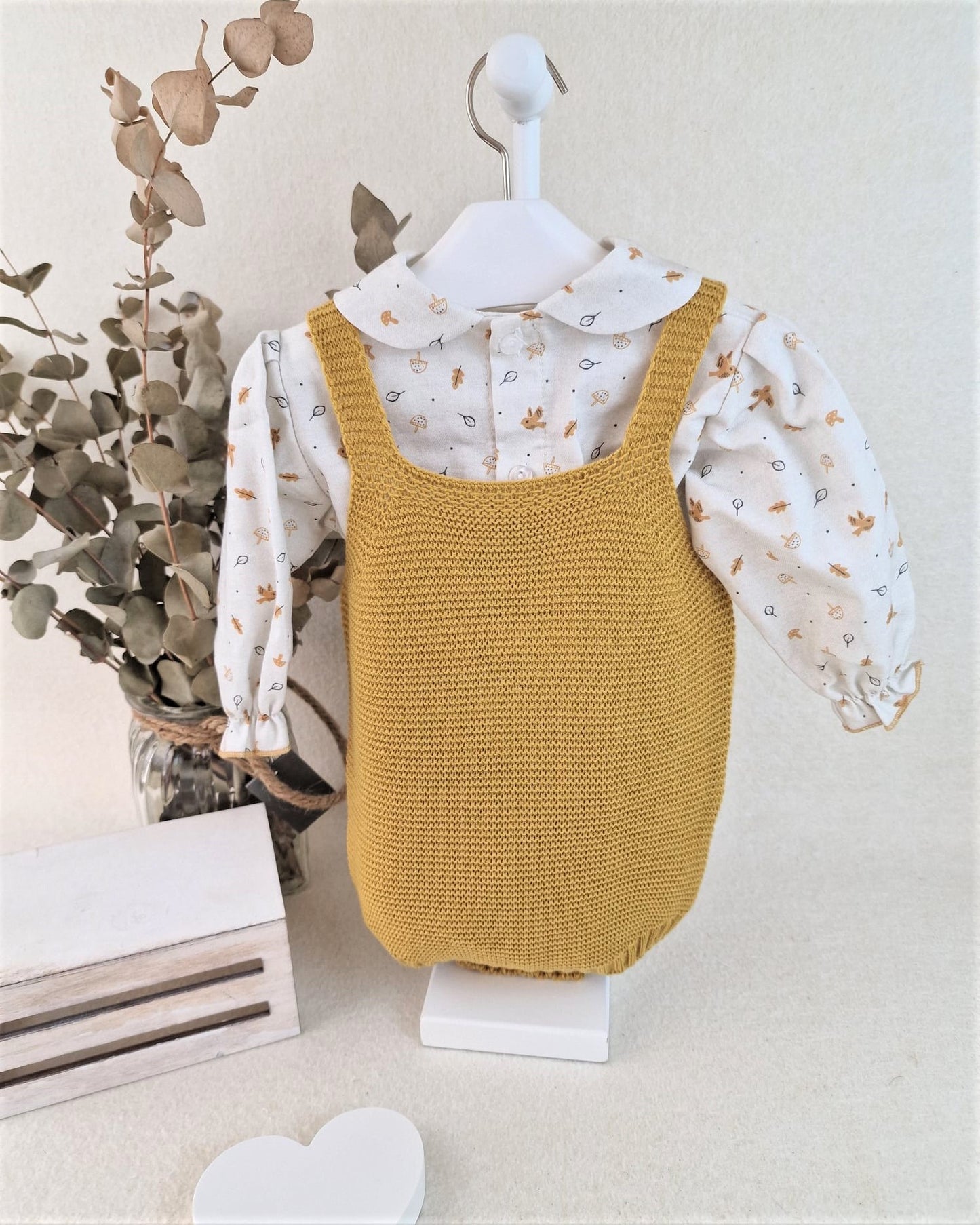 Peto de punto con camisa de pájaros
