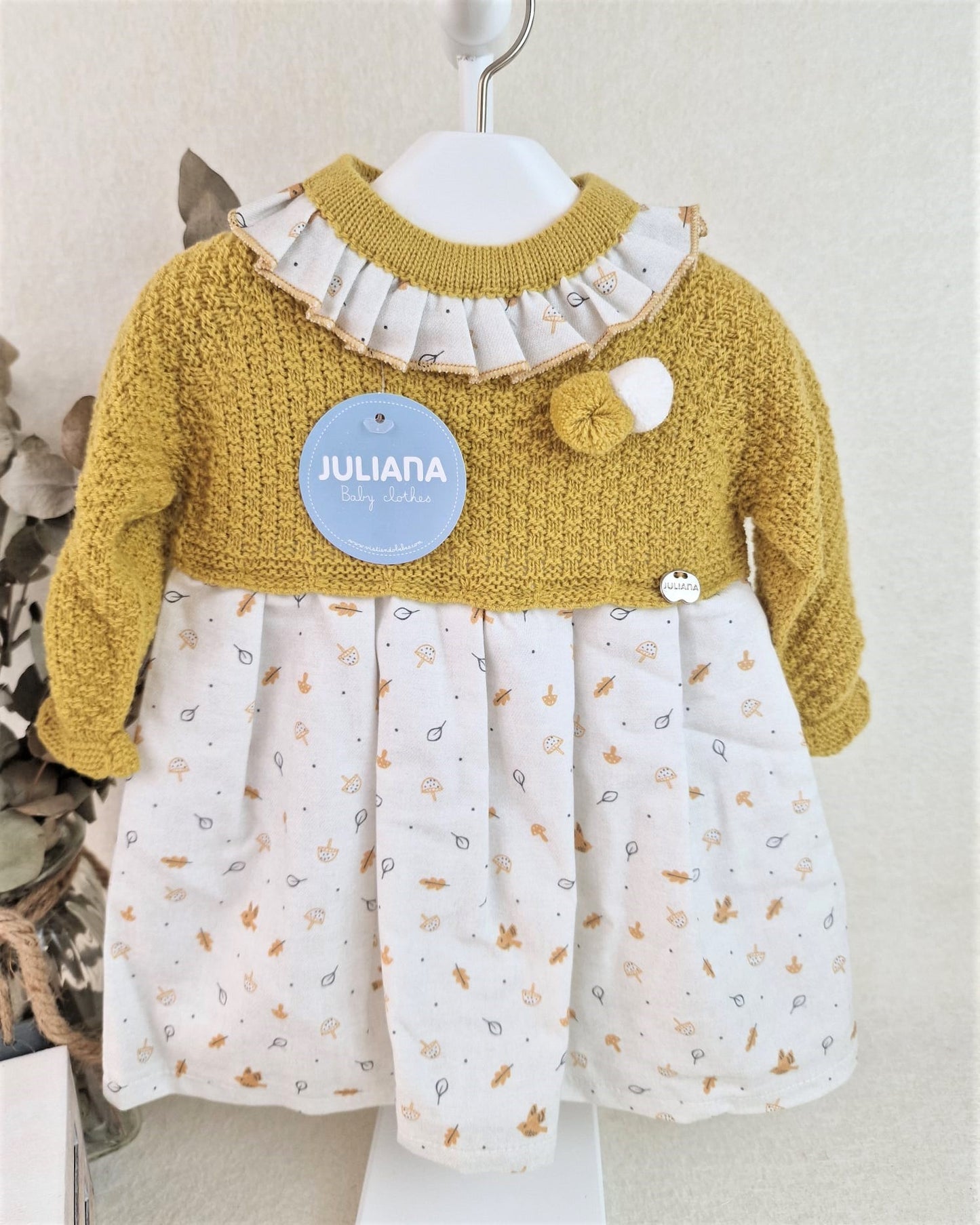 Vestido de cuerpo de punto mostaza con tela de pájaros