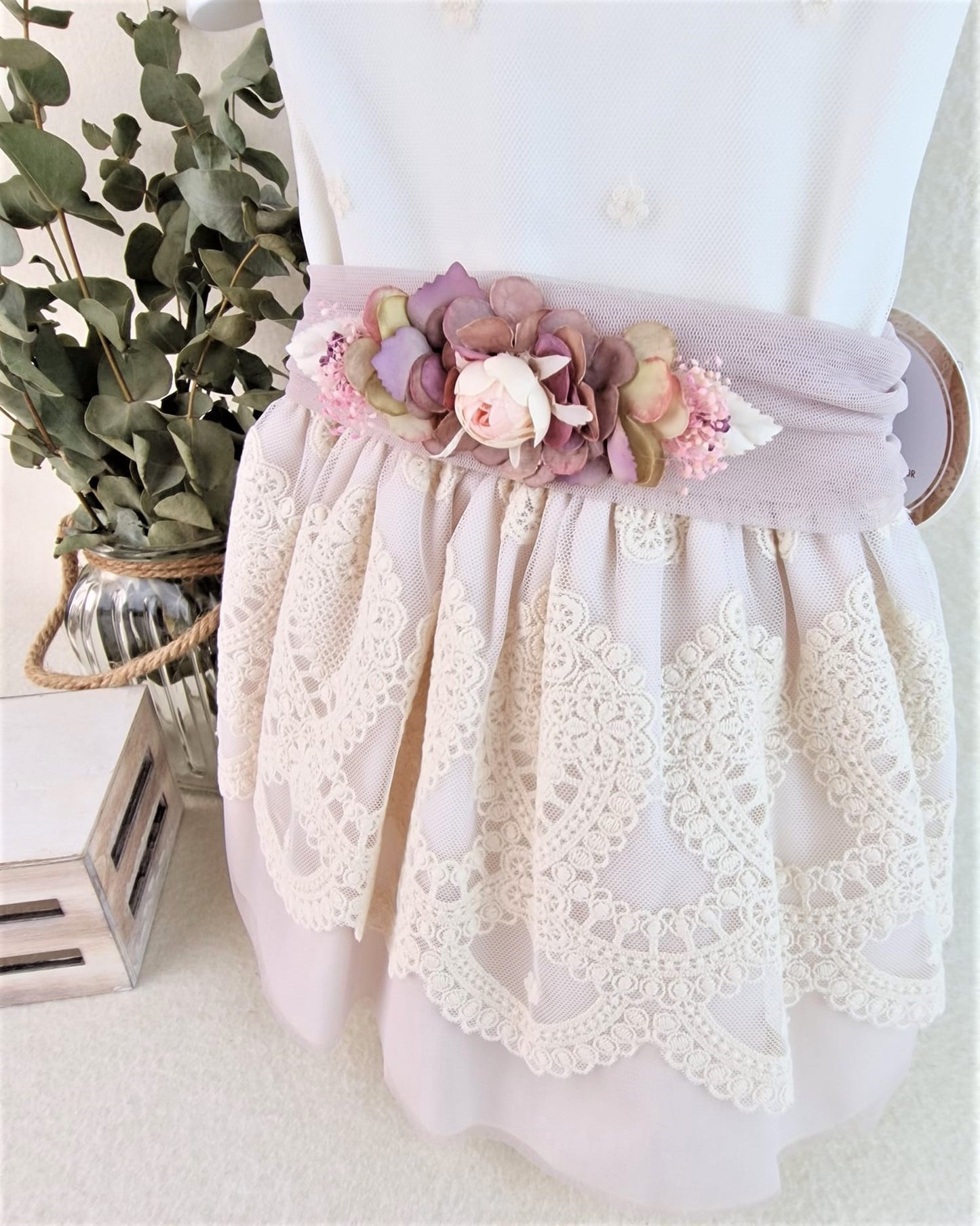 Vestido de bebé con tul bordado en el bajo