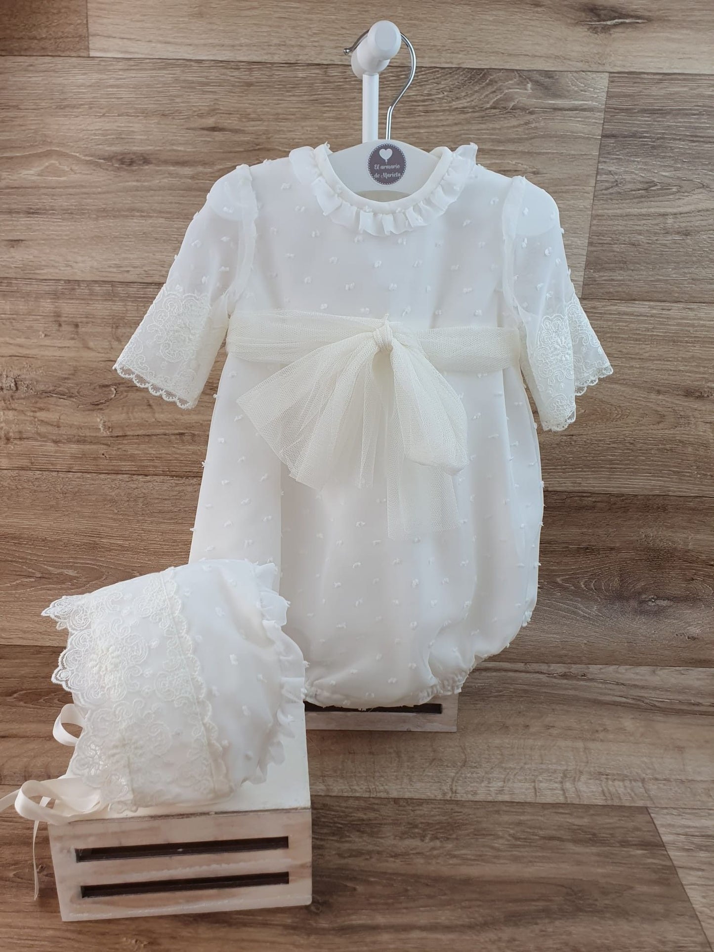 Pelele de bautizo de plumeti con organza y capota