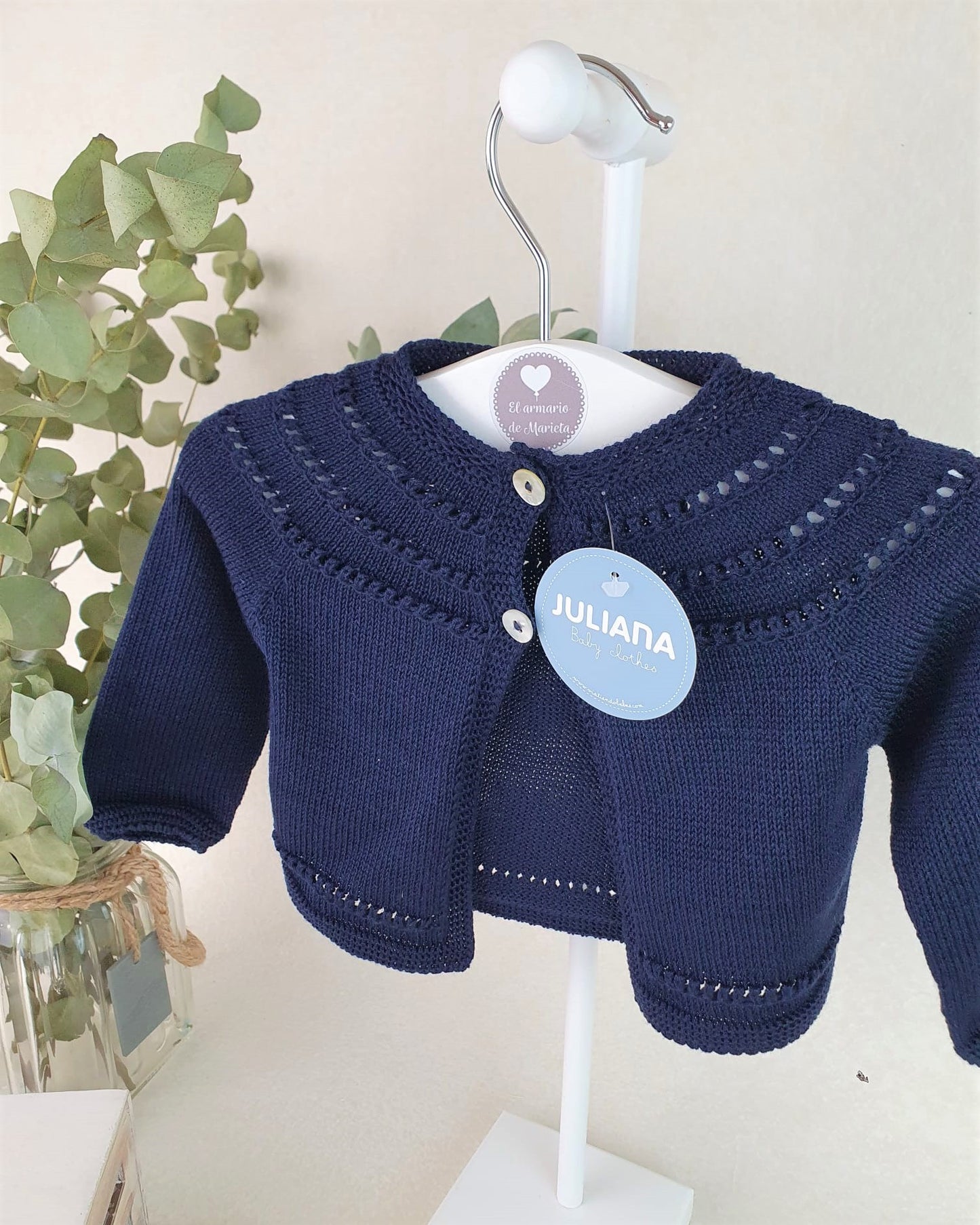 Chaqueta de hilo con calados bajo el cuello
