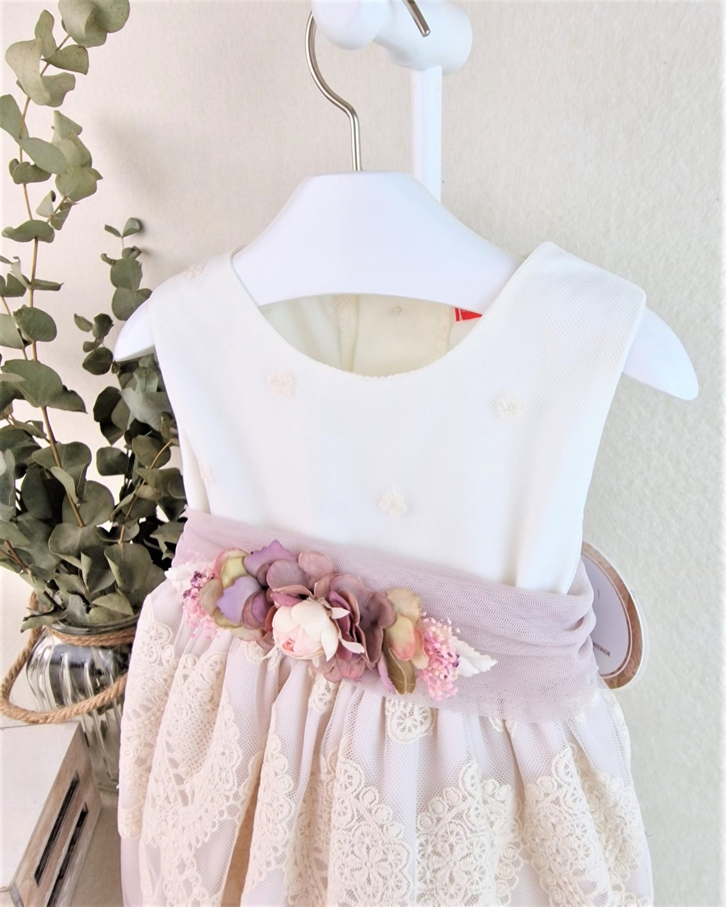 Vestido de bebé con tul bordado en el bajo