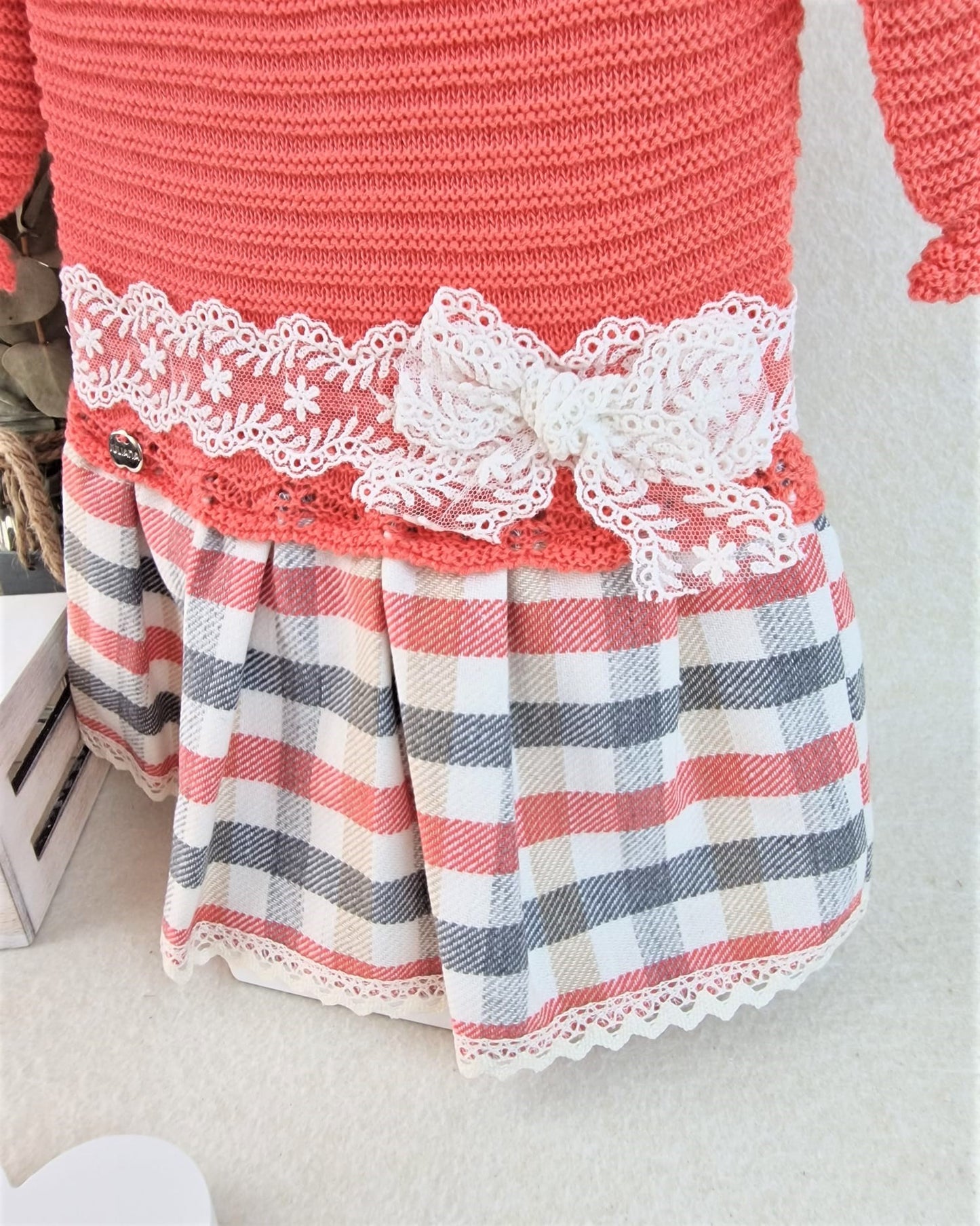 Vestido con cuerpo en coral de tallaje bajo y lazo con puntilla