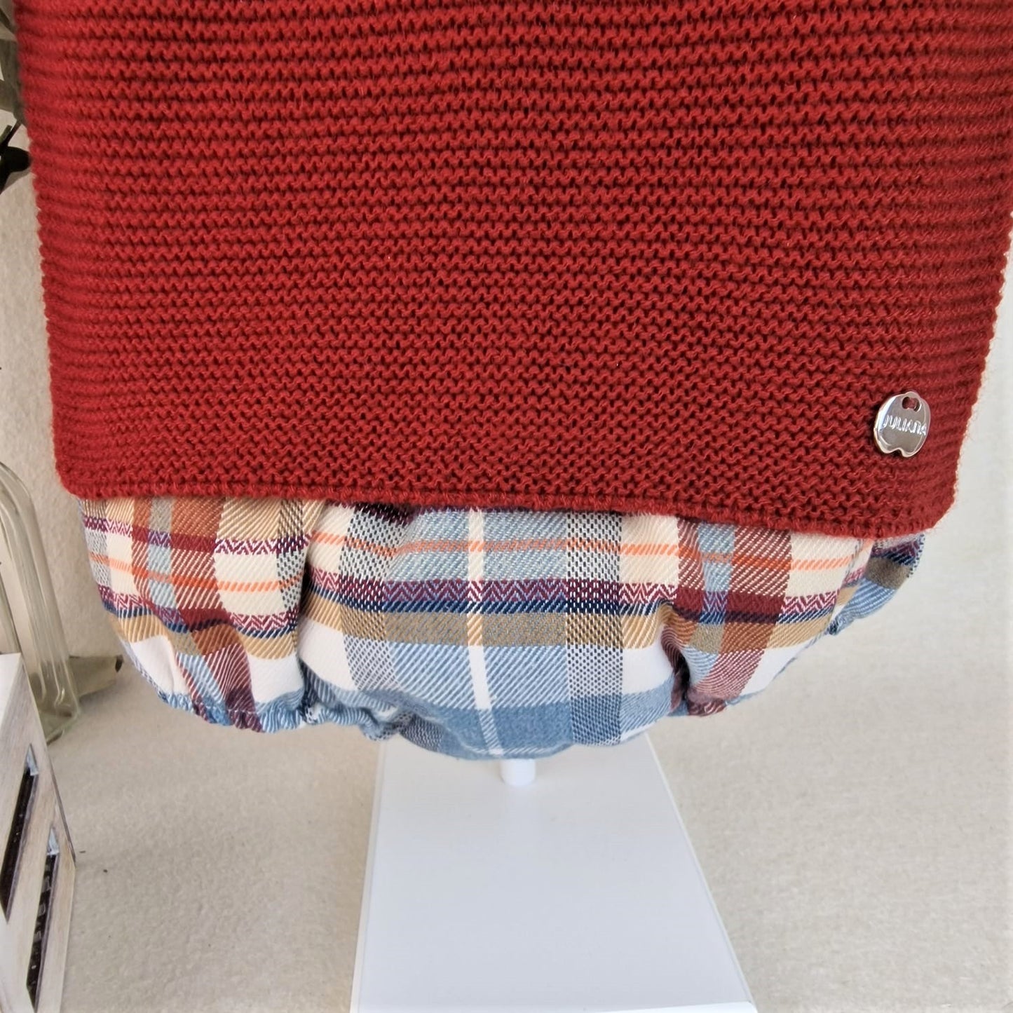 Conjunto con pololo de tela cuadros y cuello bebé