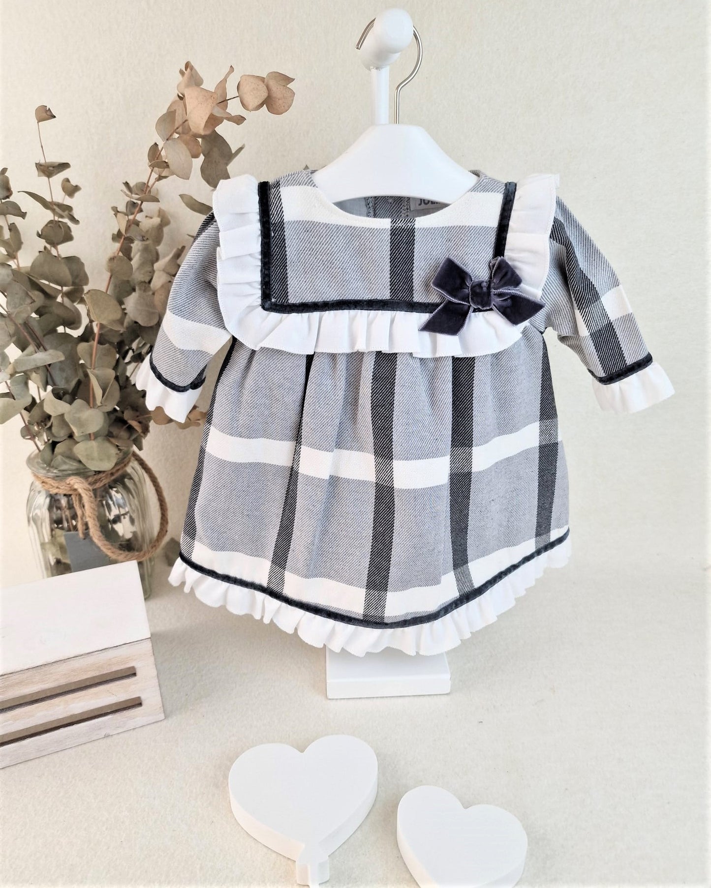 Vestido enterizo de tela de cuadros grises con lazo de terciopelo