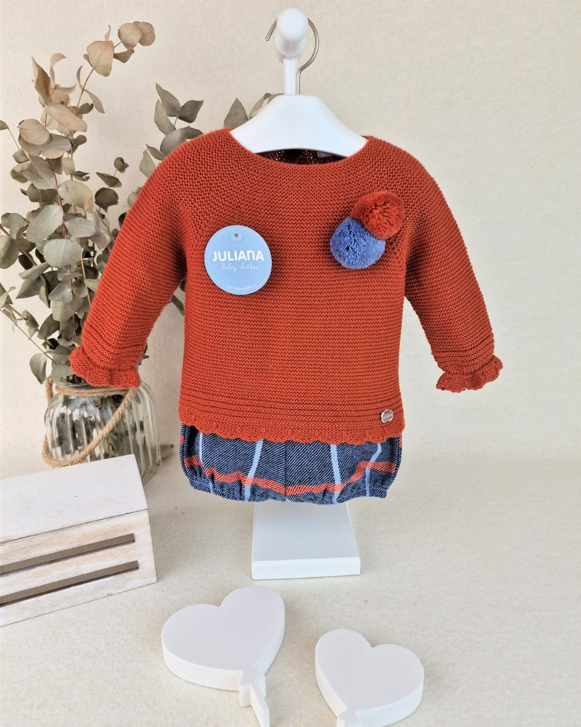 Conjunto con pantalón de tela cuadros y jersey con pompones