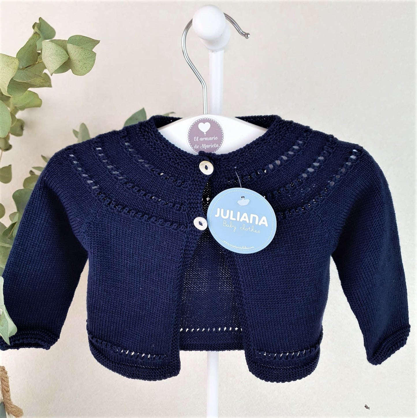 Chaqueta de hilo con calados bajo el cuello