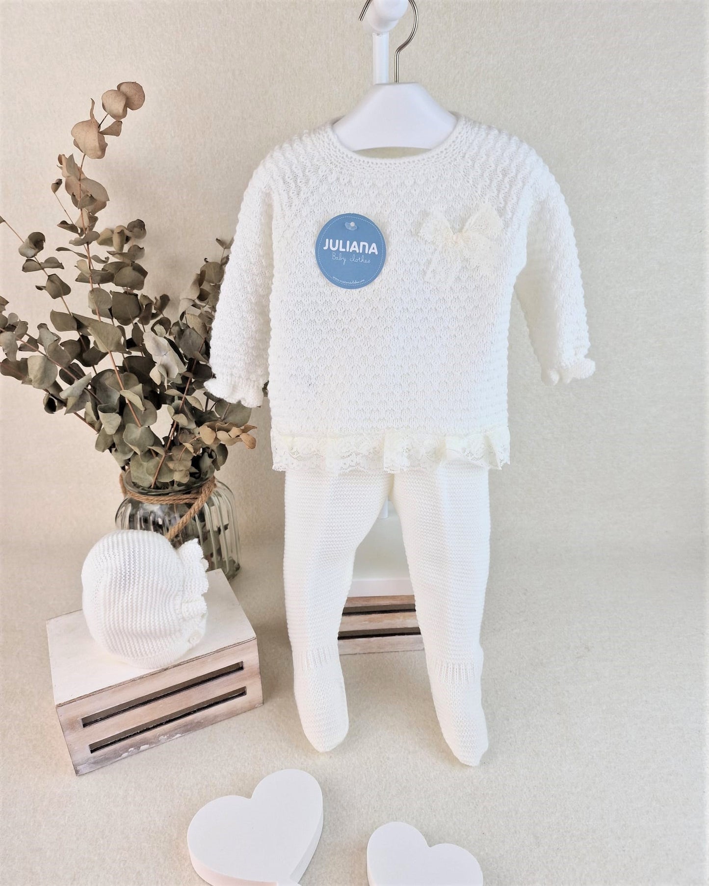 Conjunto con polaina y capota recogidas y puntilla