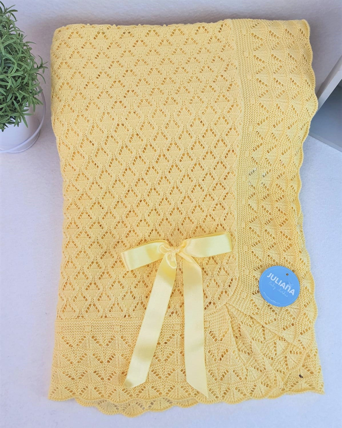 Toquilla con calados en forma de rombos y uves en el volante