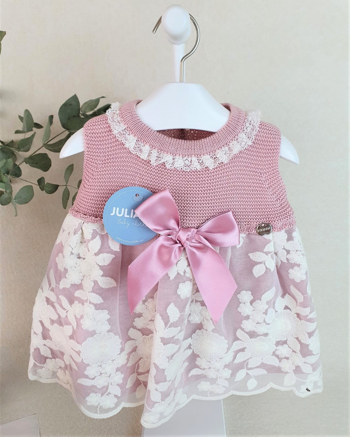Vestido cuerpo de punto con tela de encaje grande y capota de hilo