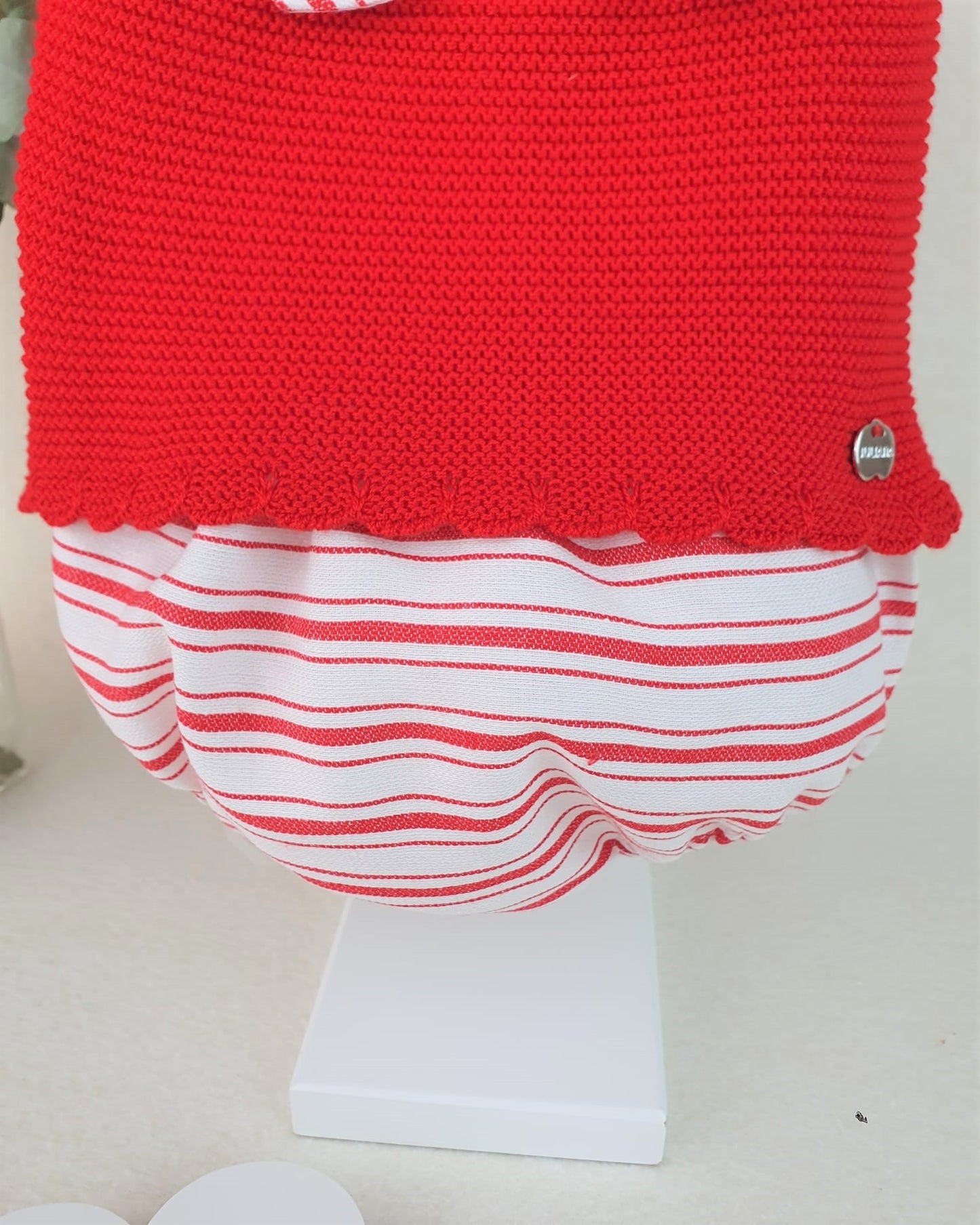 Conjunto con braguita de tela rayada y jersey con babero