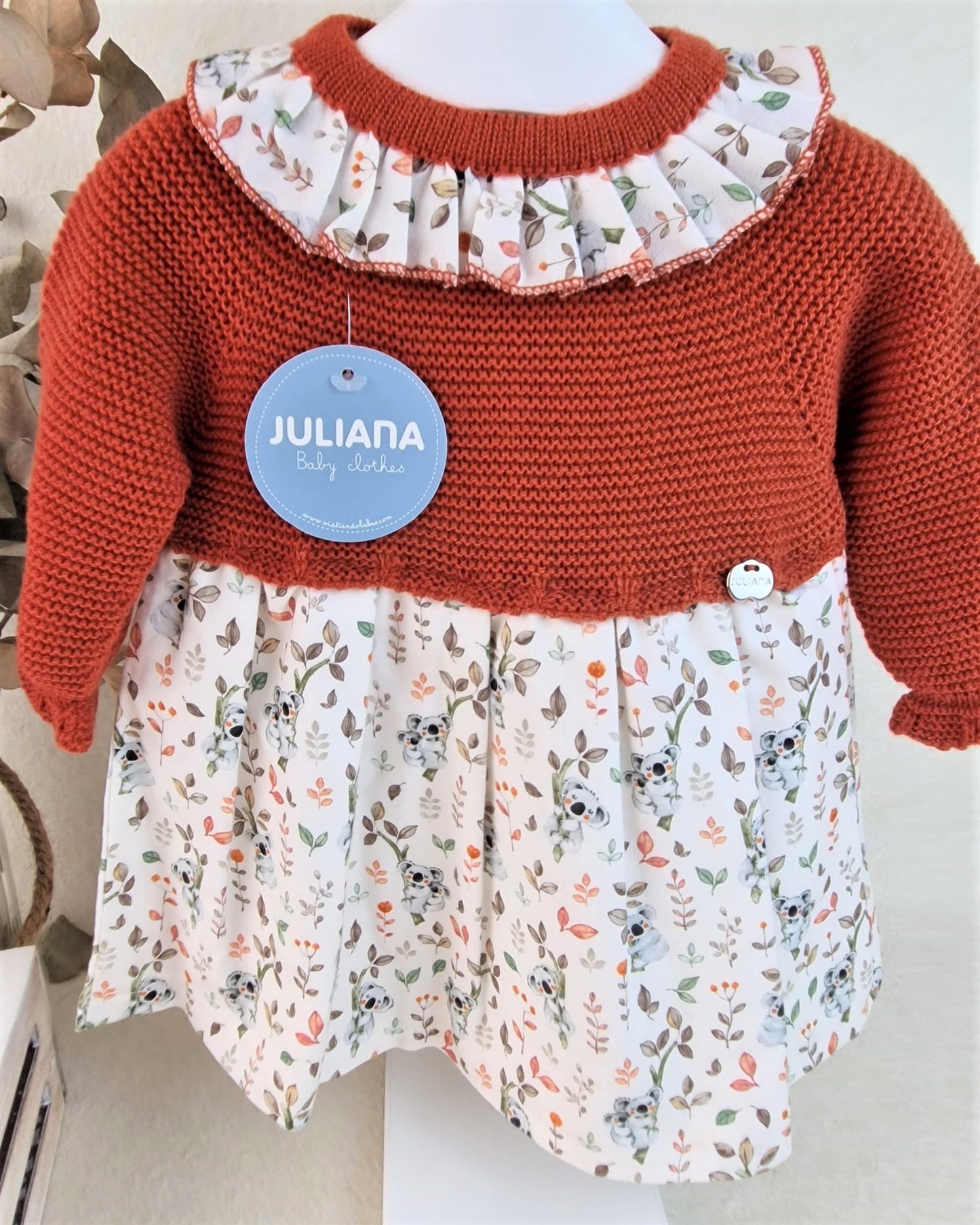 Vestido de cuerpo de punto en tono caldera con tela de koalas