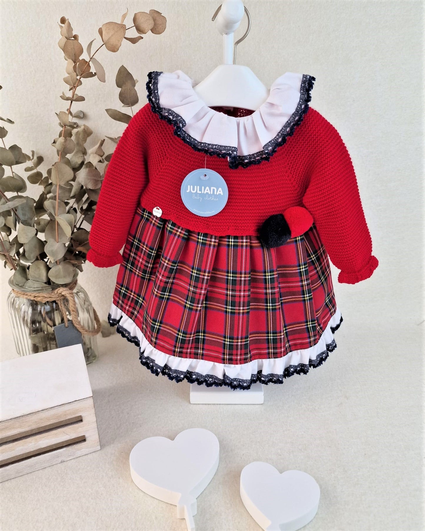 Vestido de cuerpo de tela en rojo con tela de cuadros, incluye capota