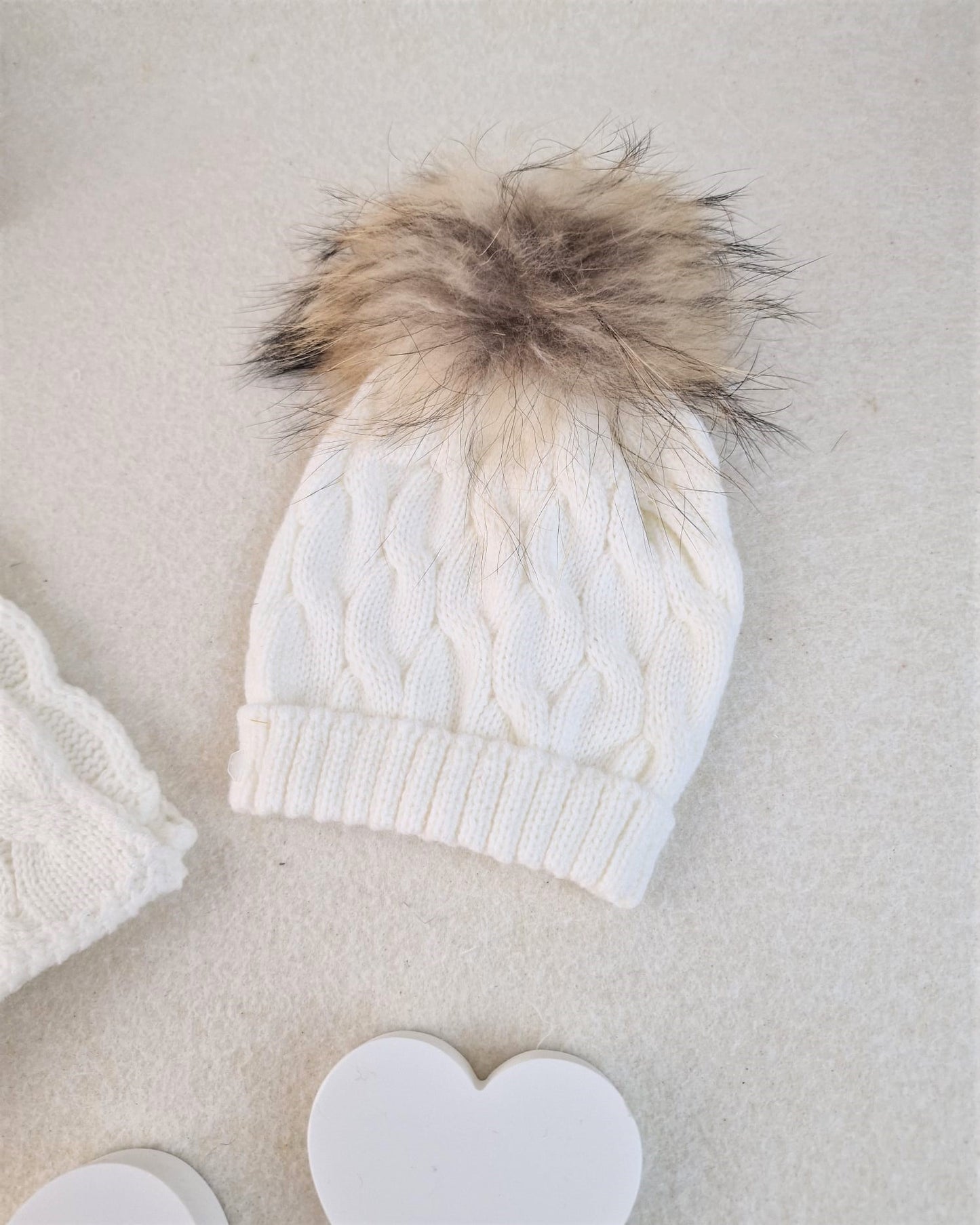 Bufanda con trenzas y gorro con pompón de pelo natural