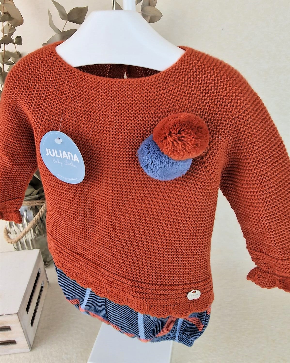 Conjunto con pantalón de tela cuadros y jersey con pompones