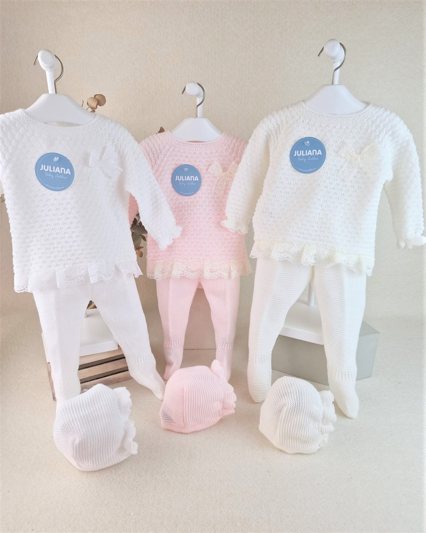 Conjunto con polaina y capota recogidas y puntilla