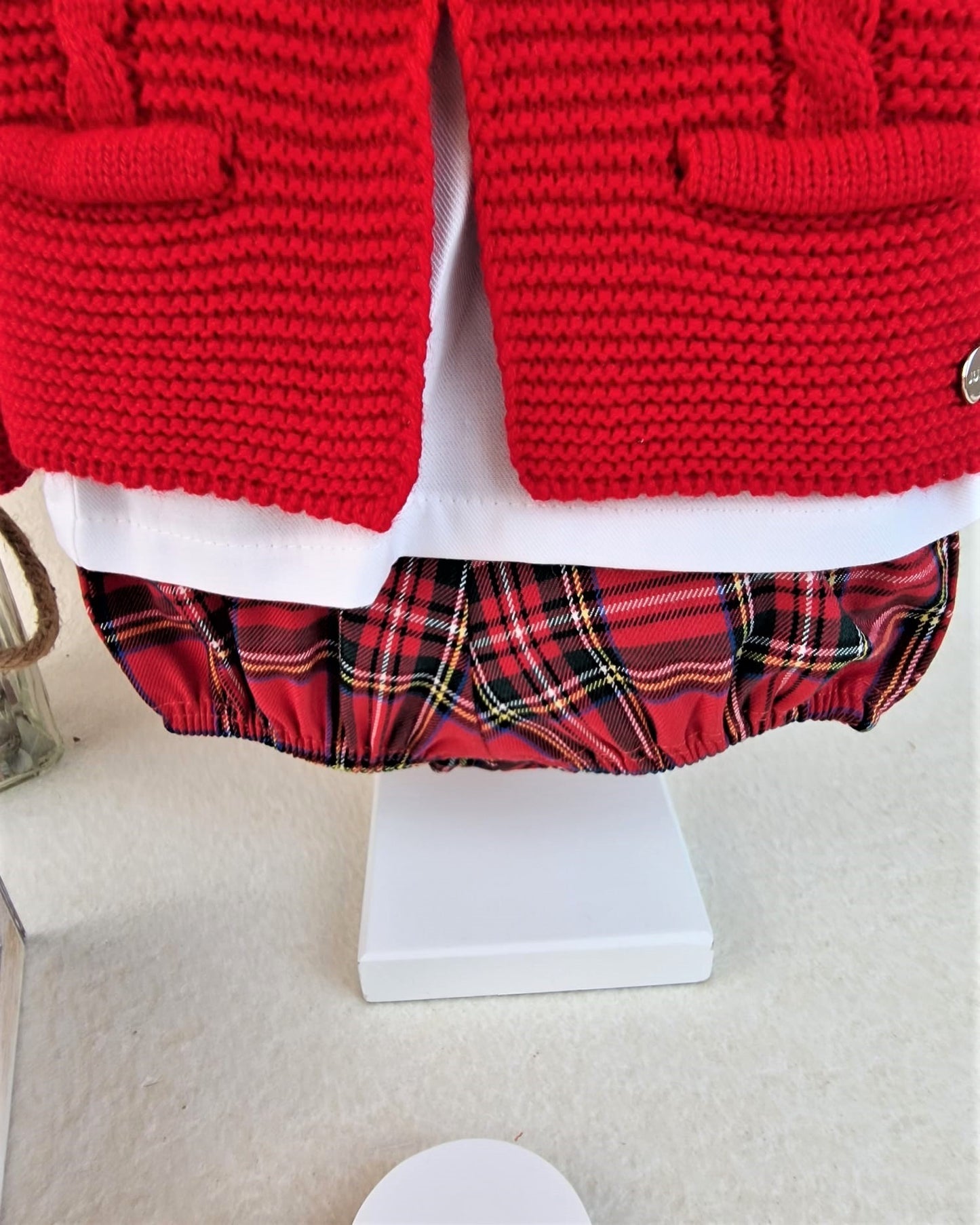 Conjunto de niño con chaqueta en rojo con pantalón de cuadros