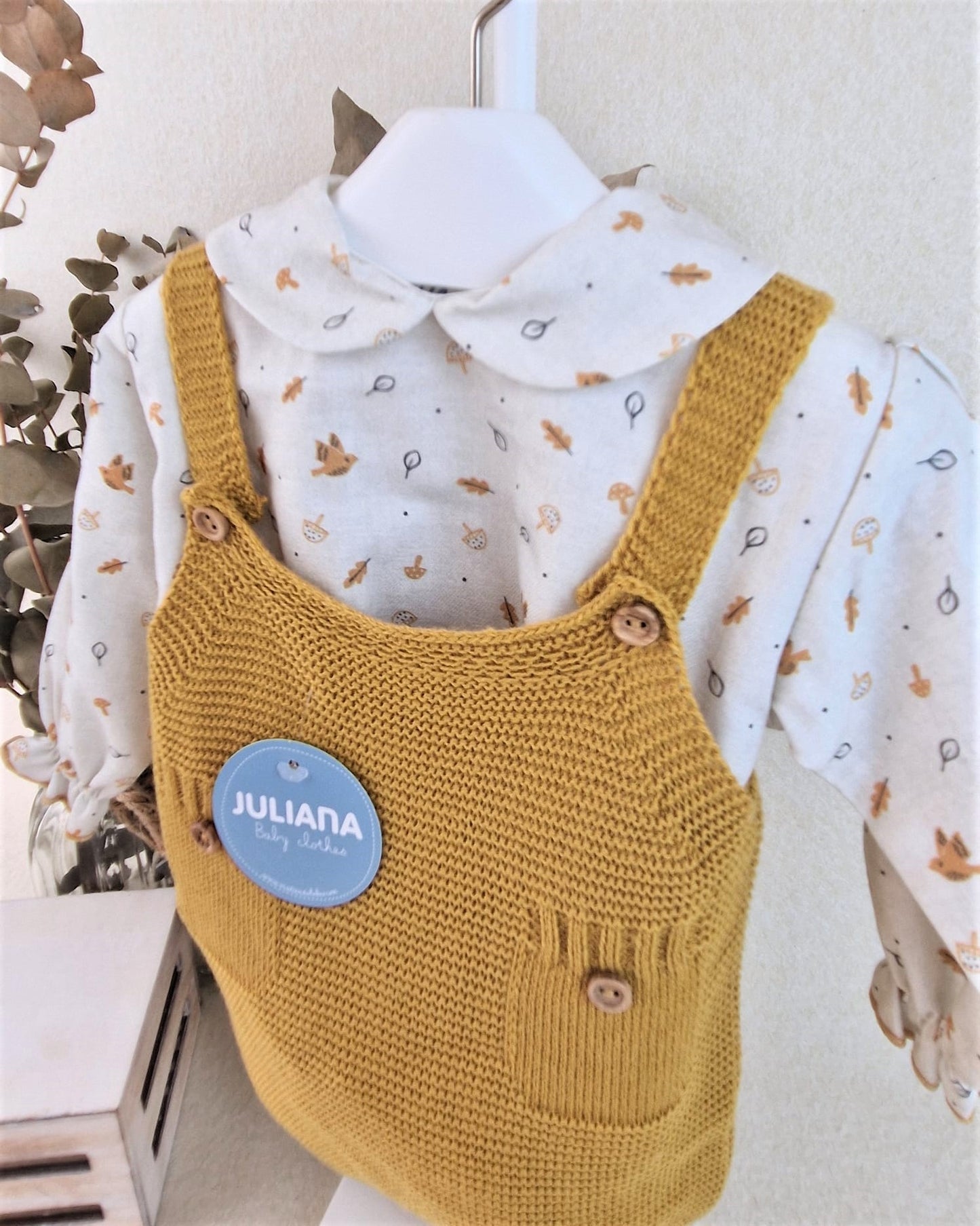 Peto de punto con camisa de pájaros