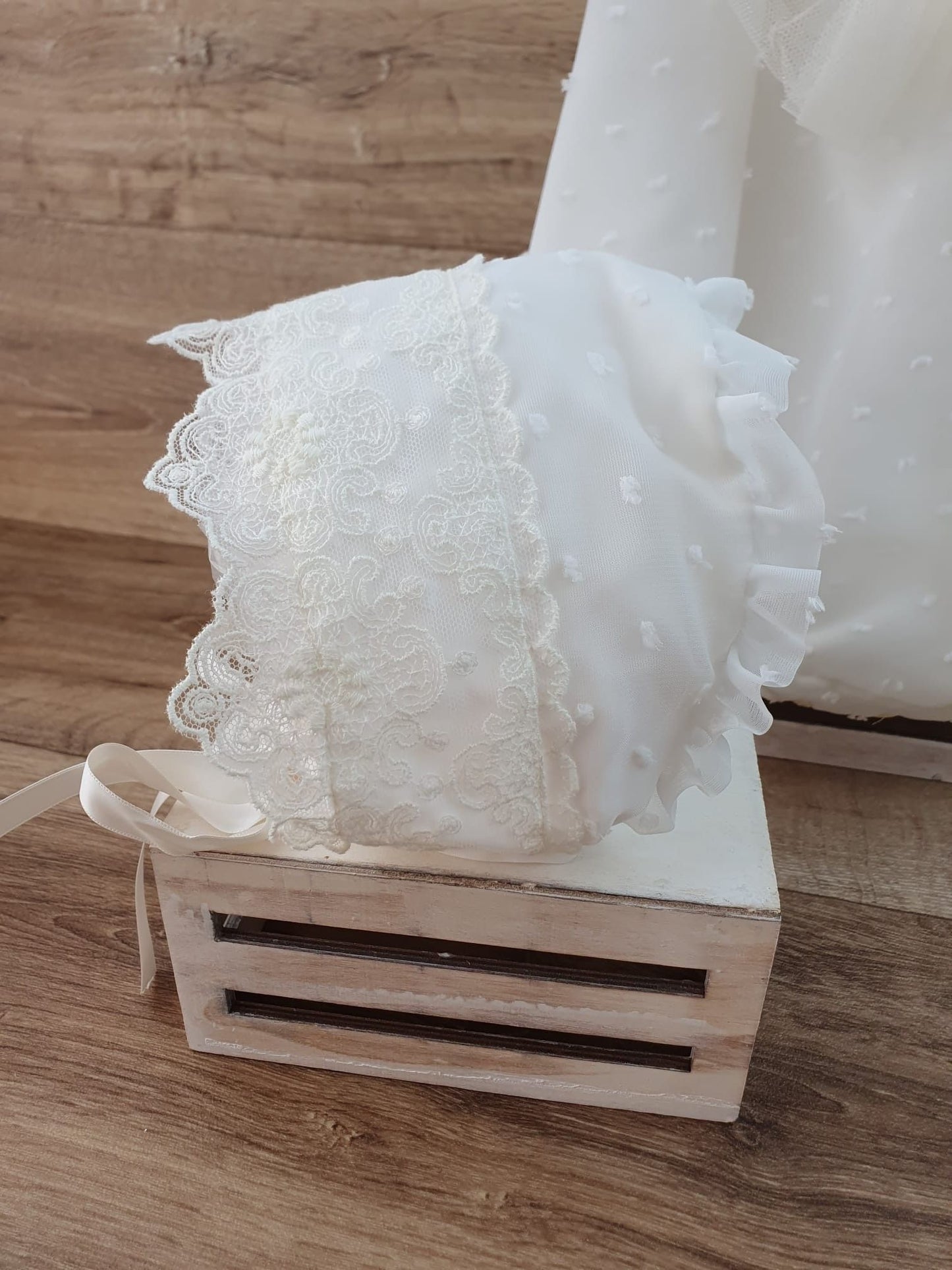 Pelele de bautizo de plumeti con organza y capota