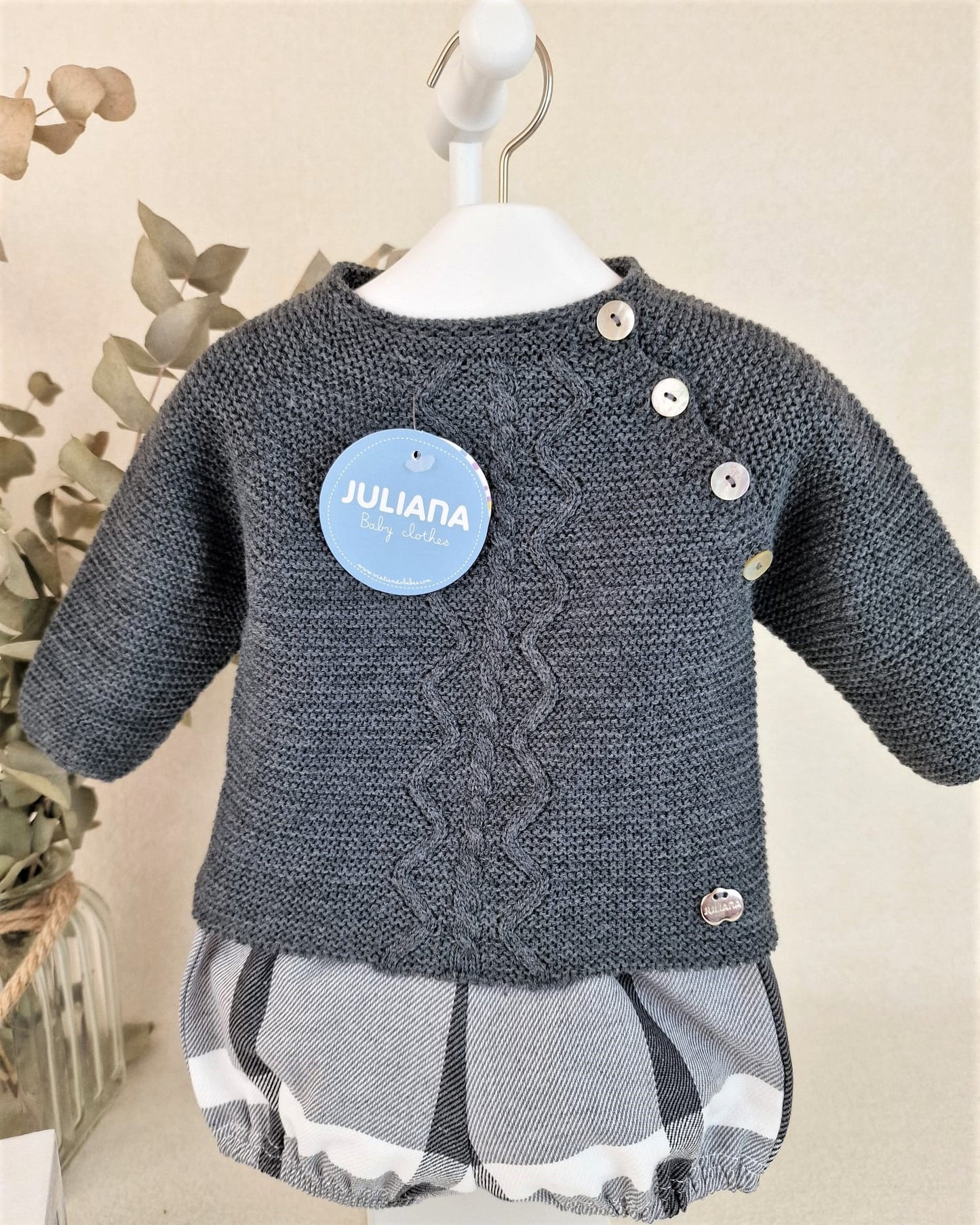Conjunto con pantalón de tela cuadros y jersey con aranes