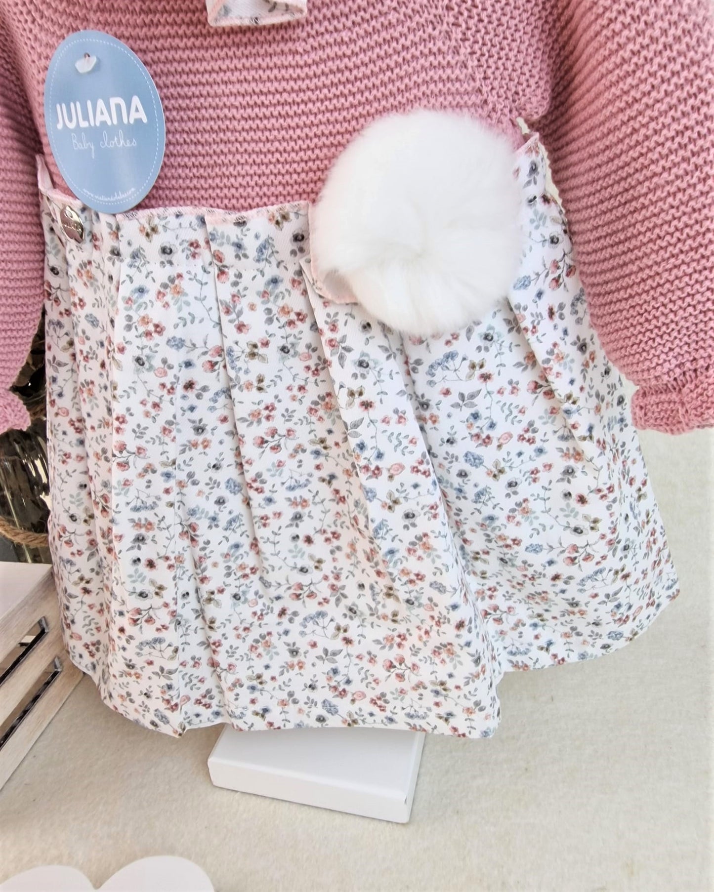 Vestido con cuerpo de putno en rosa maquillaje y tela de flores, incluye capota