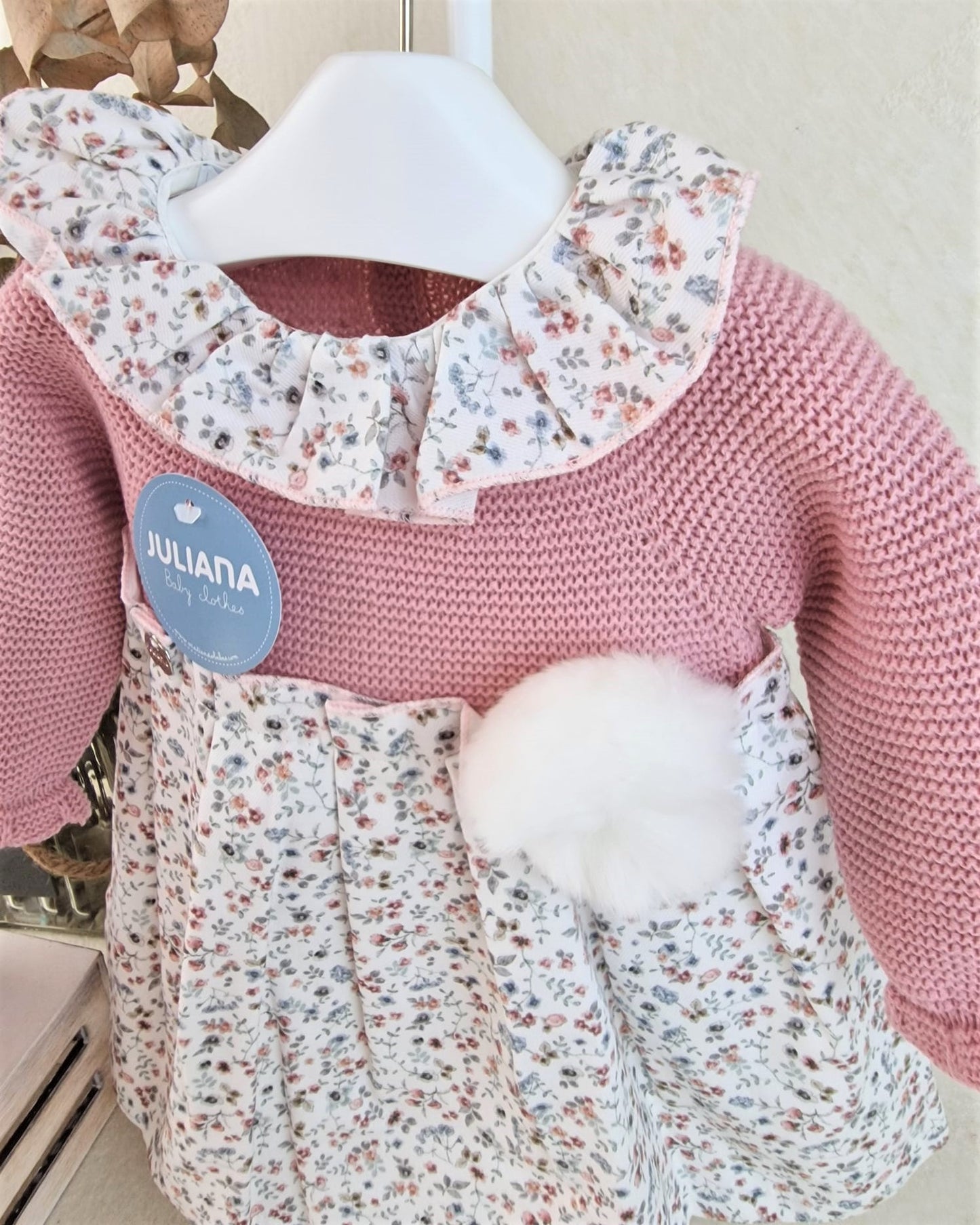 Vestido con cuerpo de putno en rosa maquillaje y tela de flores, incluye capota