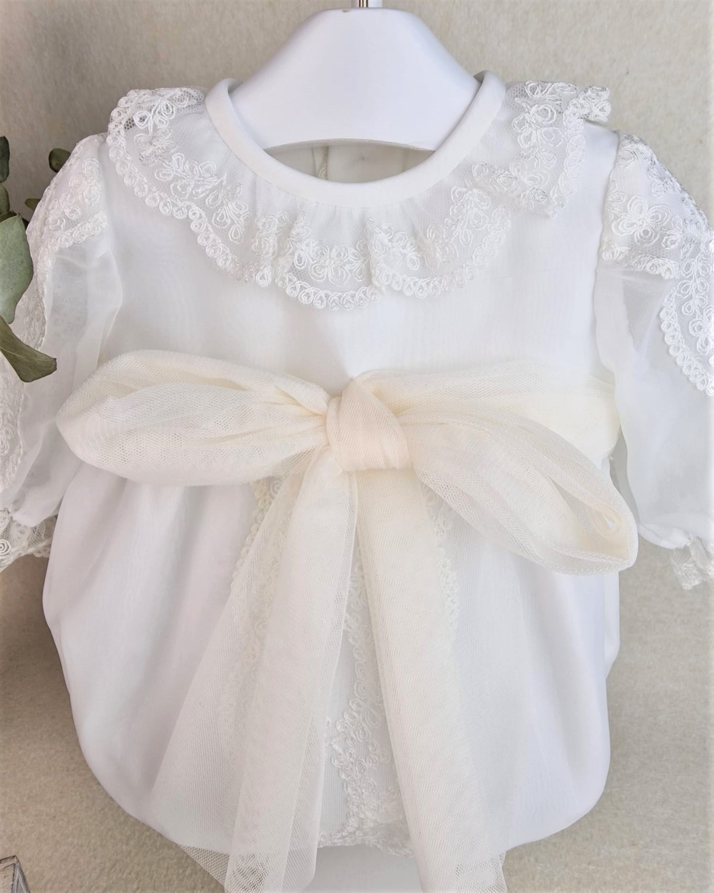 Pelele de organza con encajes y capota