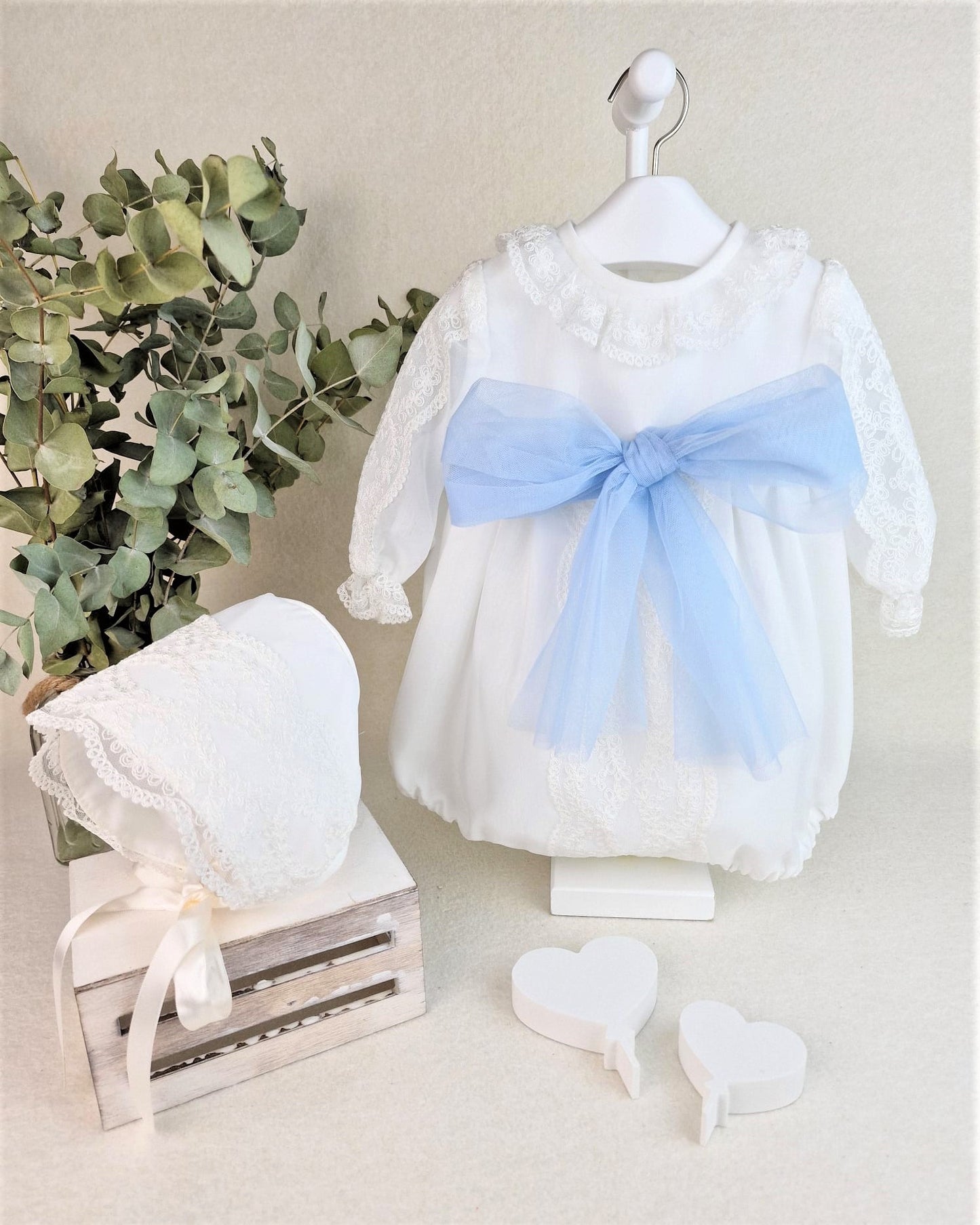 Pelele de organza con encajes y capota