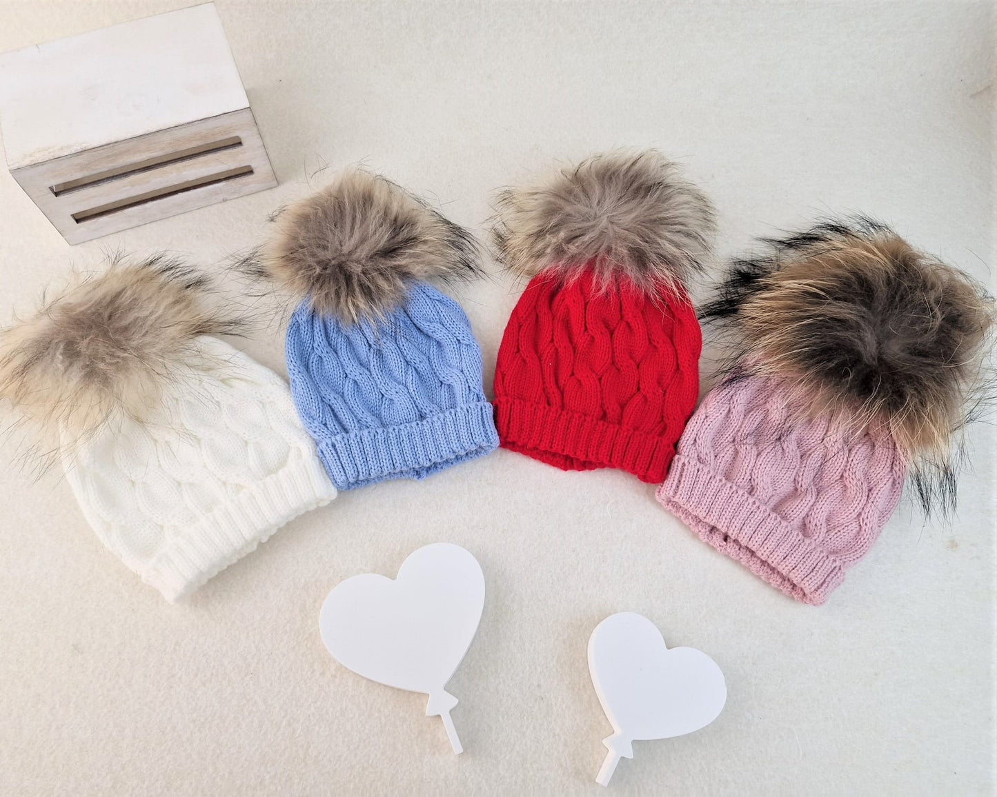 Bufanda con trenzas y gorro con pompón de pelo natural