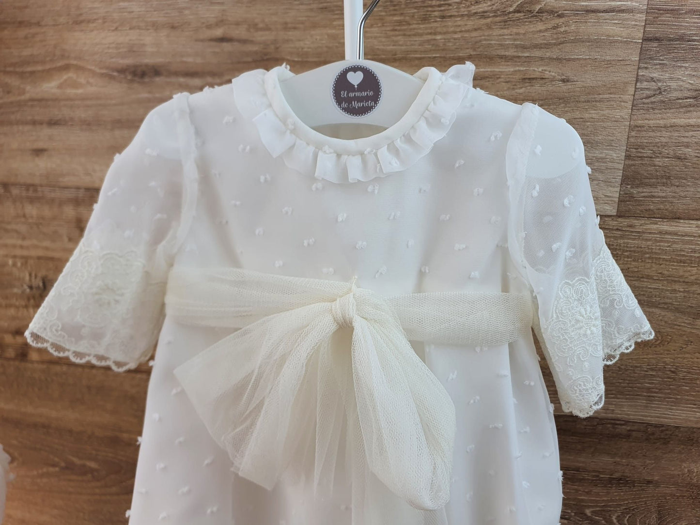 Pelele de bautizo de plumeti con organza y capota