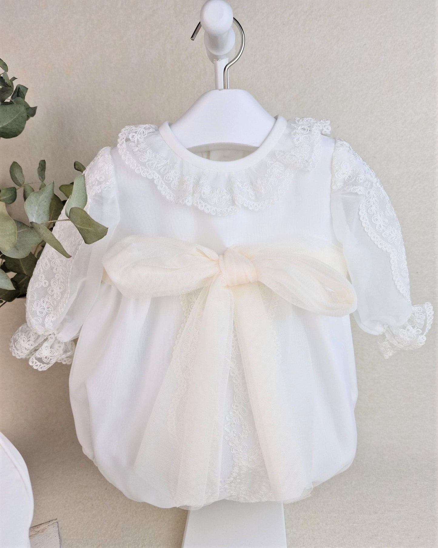 Pelele de organza con encajes y capota