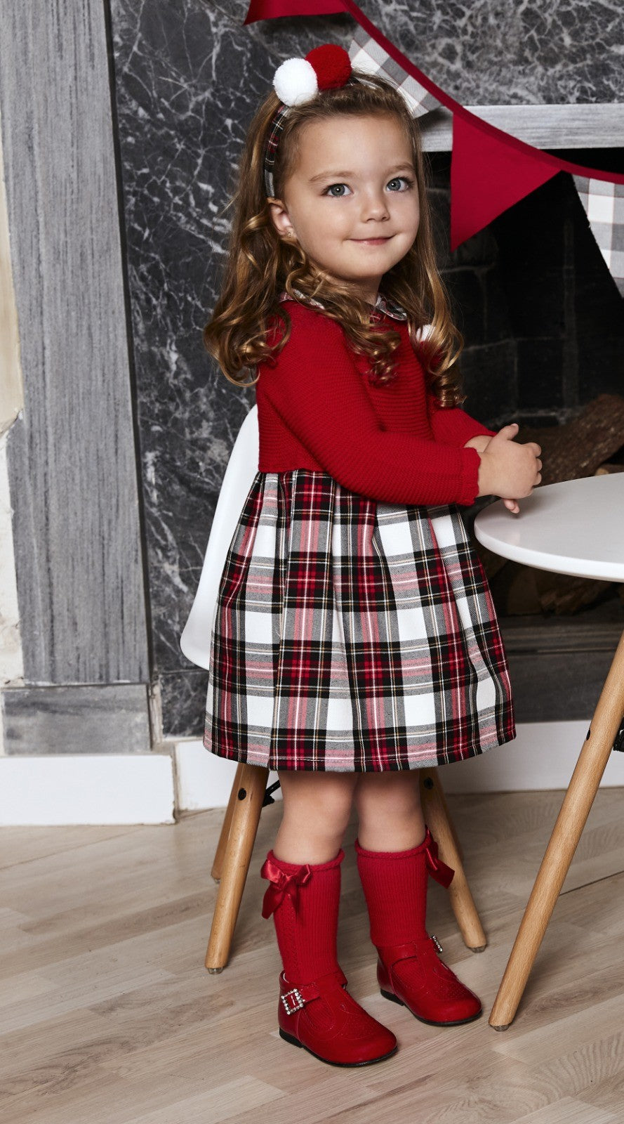 Vestido de punto y tela cuadros y dos pompones