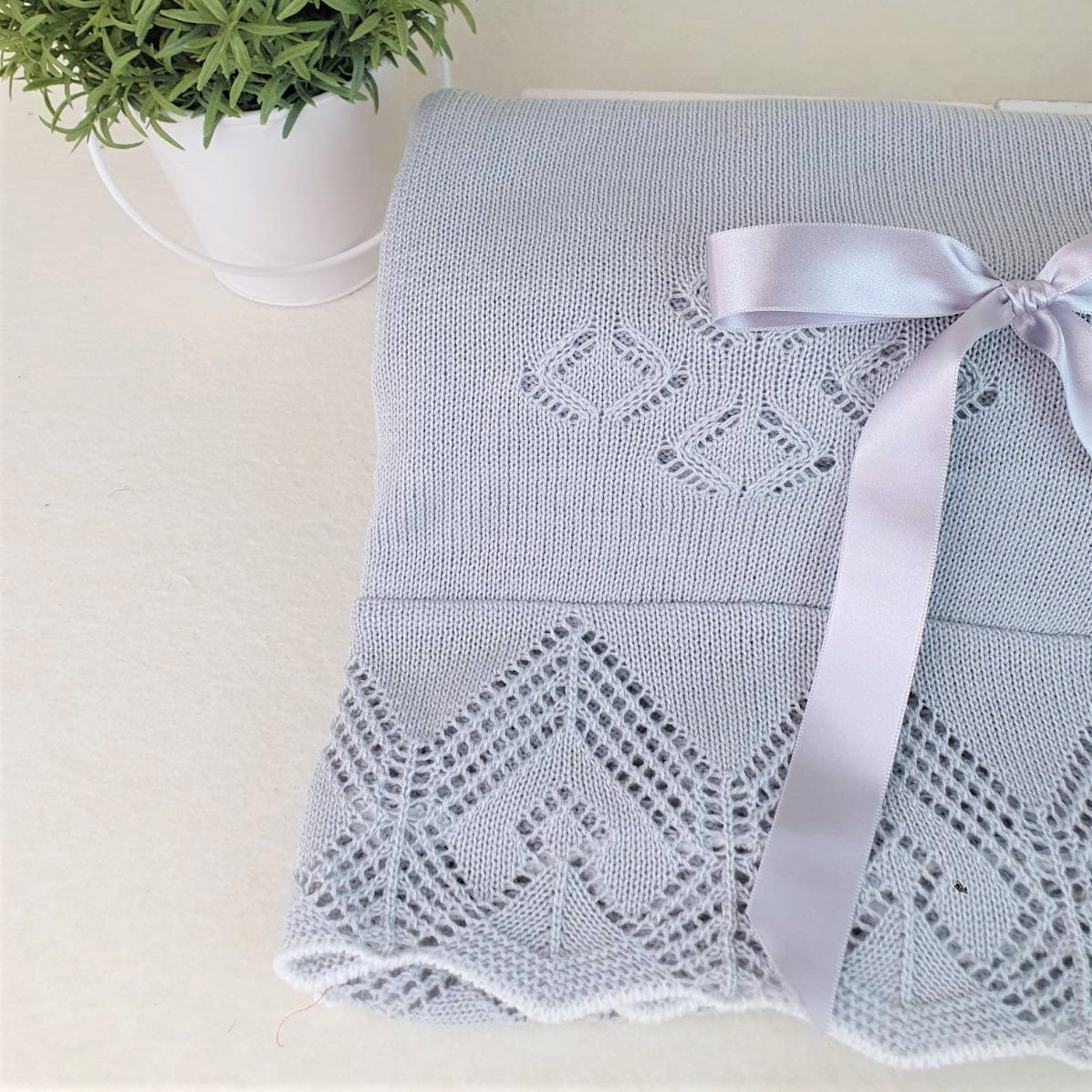 Toquilla de rombos con volante calado