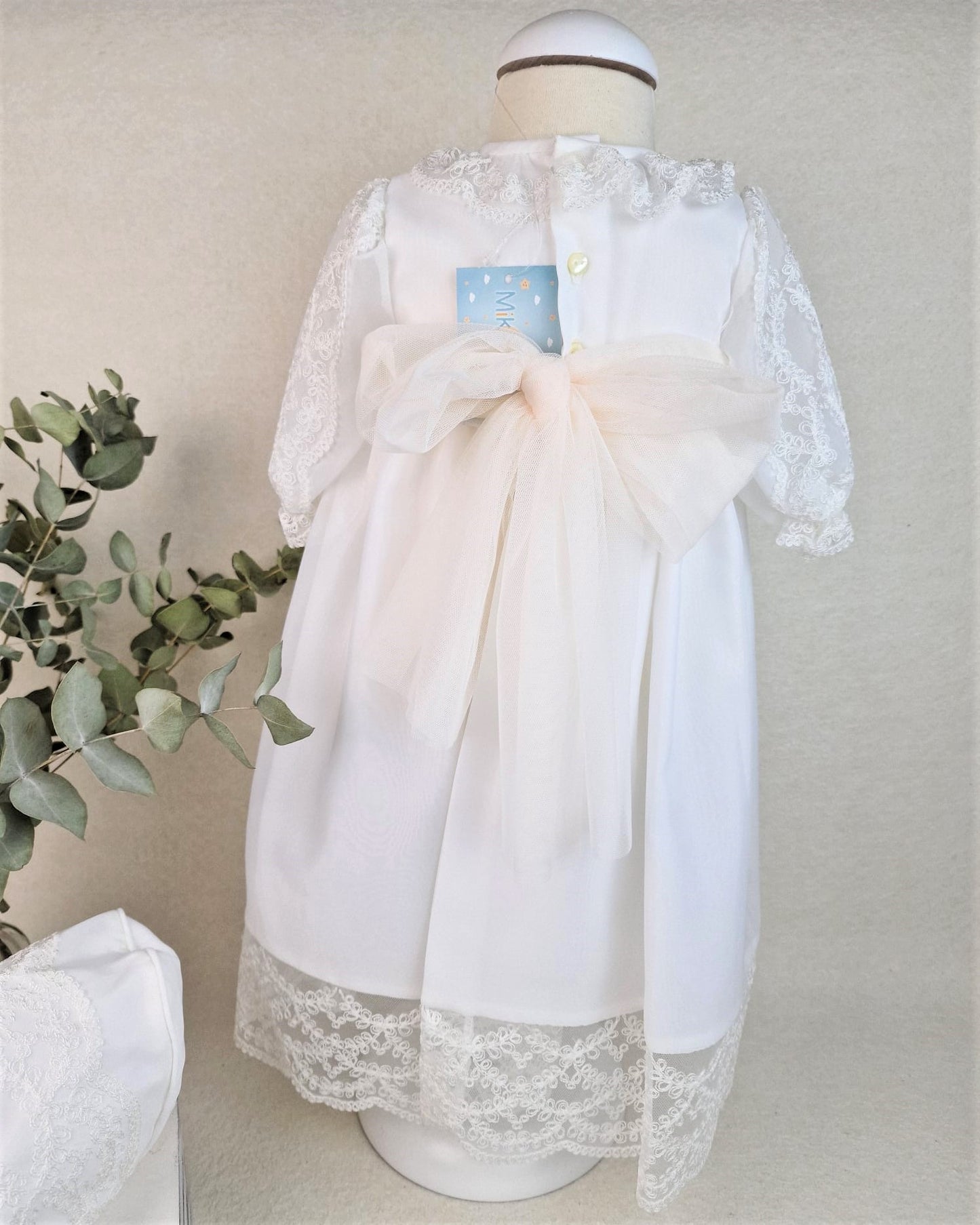 Batón de organza con encajes y capota