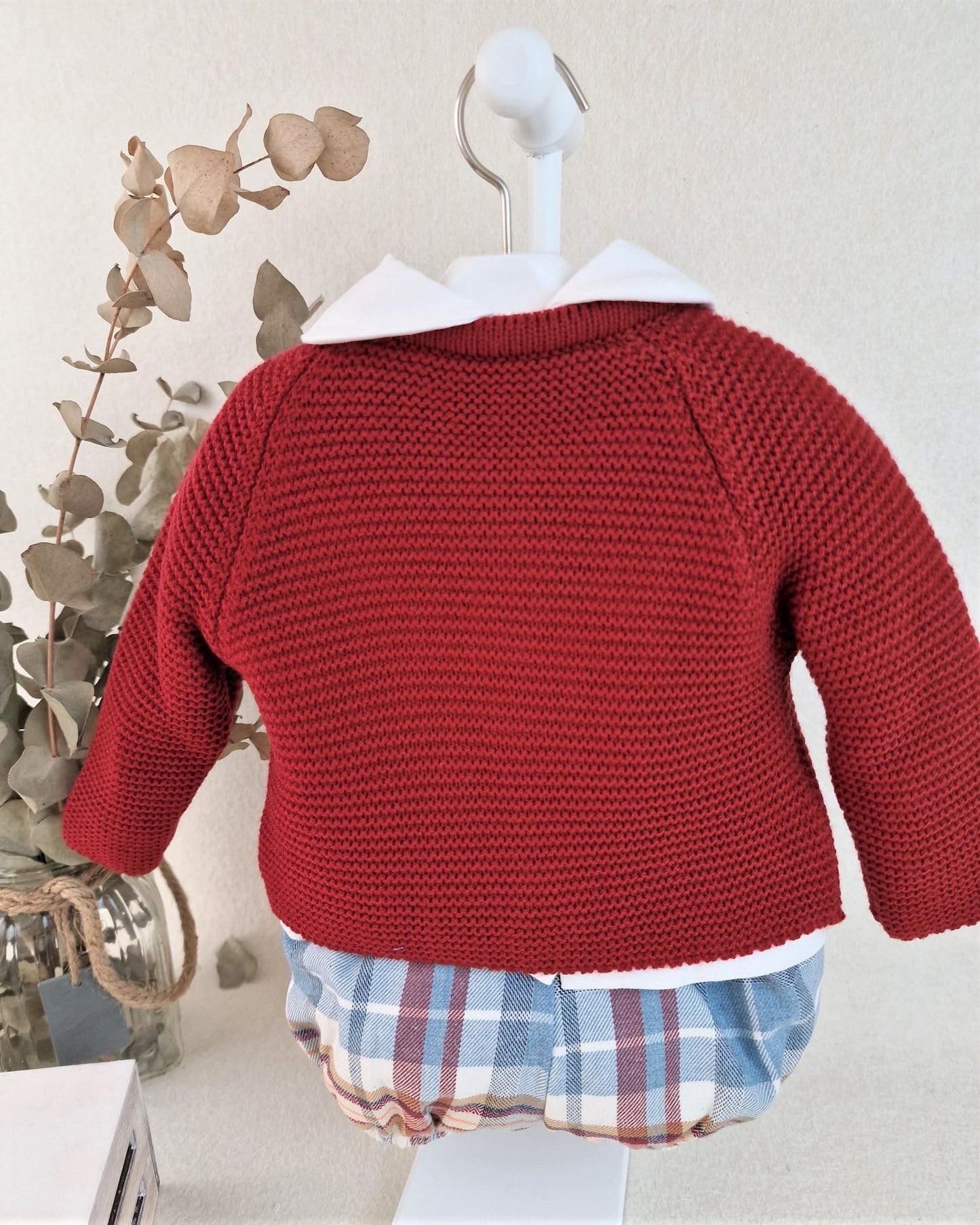 Conjunto de niño con chaqueta rioja y pompones, pantalón de cuadros