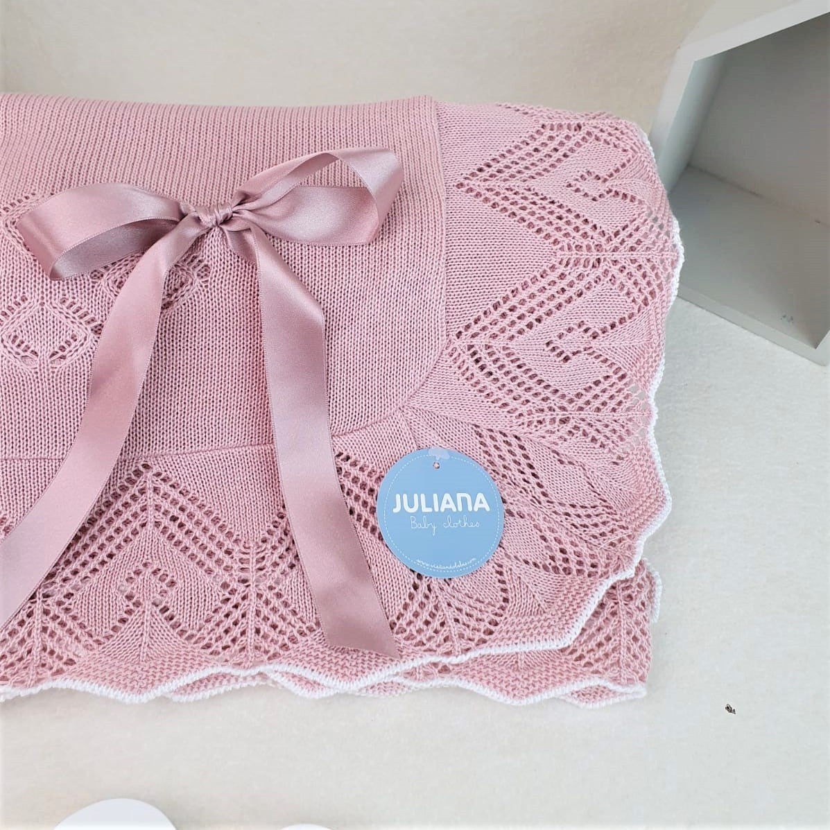 Toquilla de rombos con volante calado