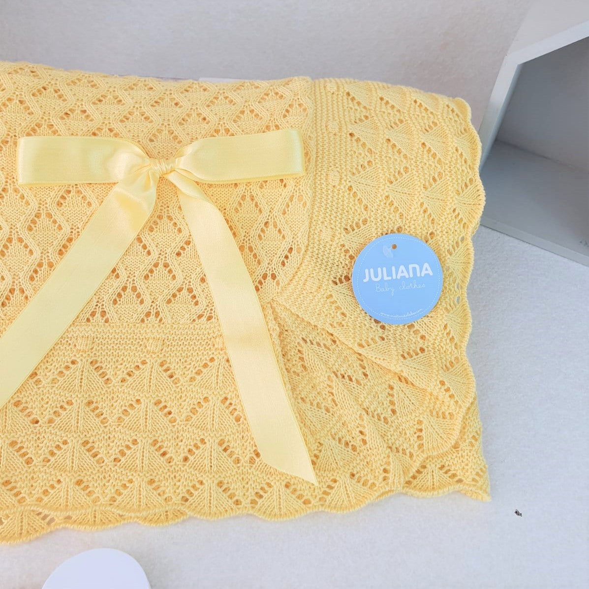 Toquilla con calados en forma de rombos y uves en el volante