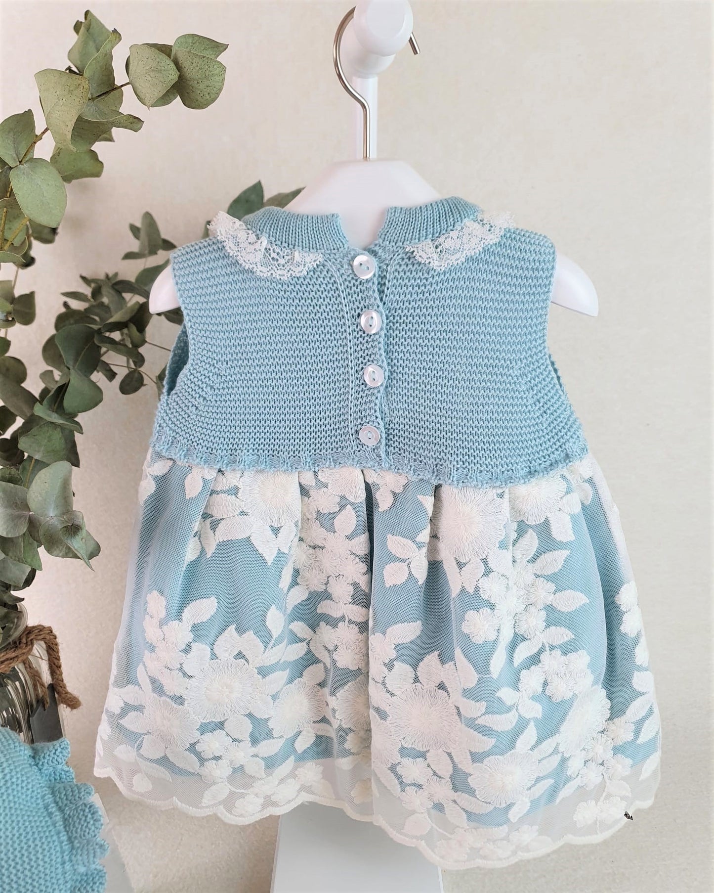 Vestido cuerpo de punto con tela de encaje grande y capota de hilo