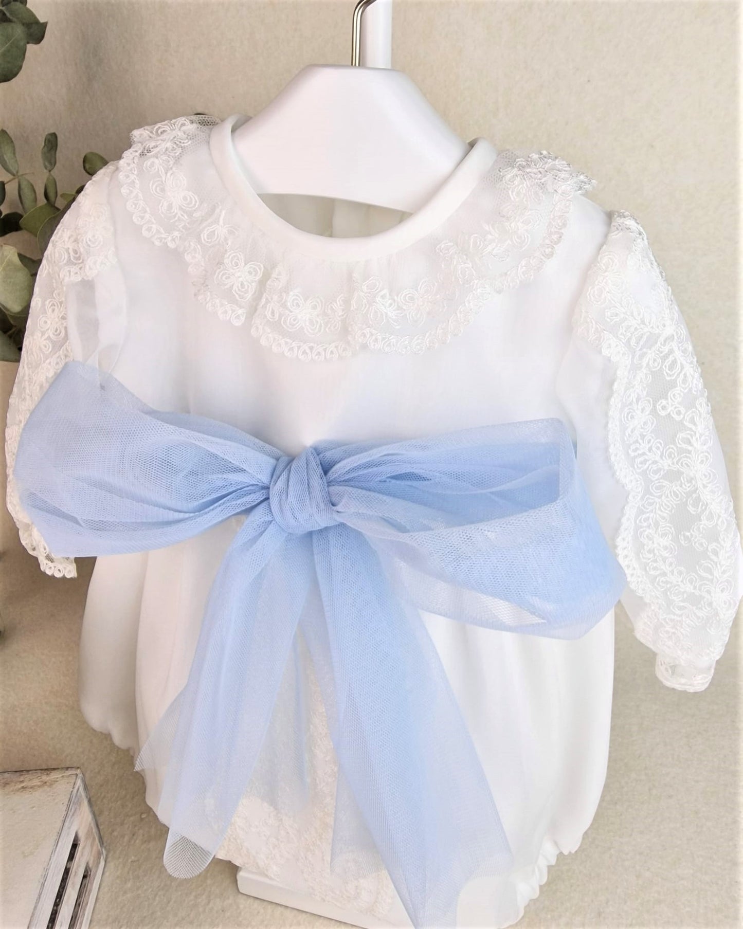 Pelele de organza con encajes y capota
