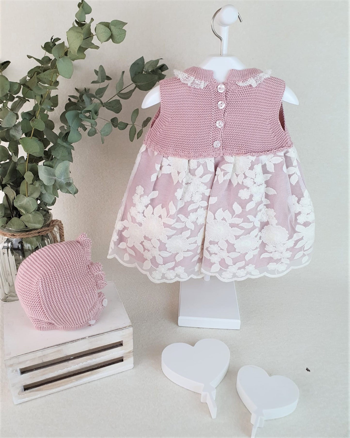 Vestido cuerpo de punto con tela de encaje grande y capota de hilo