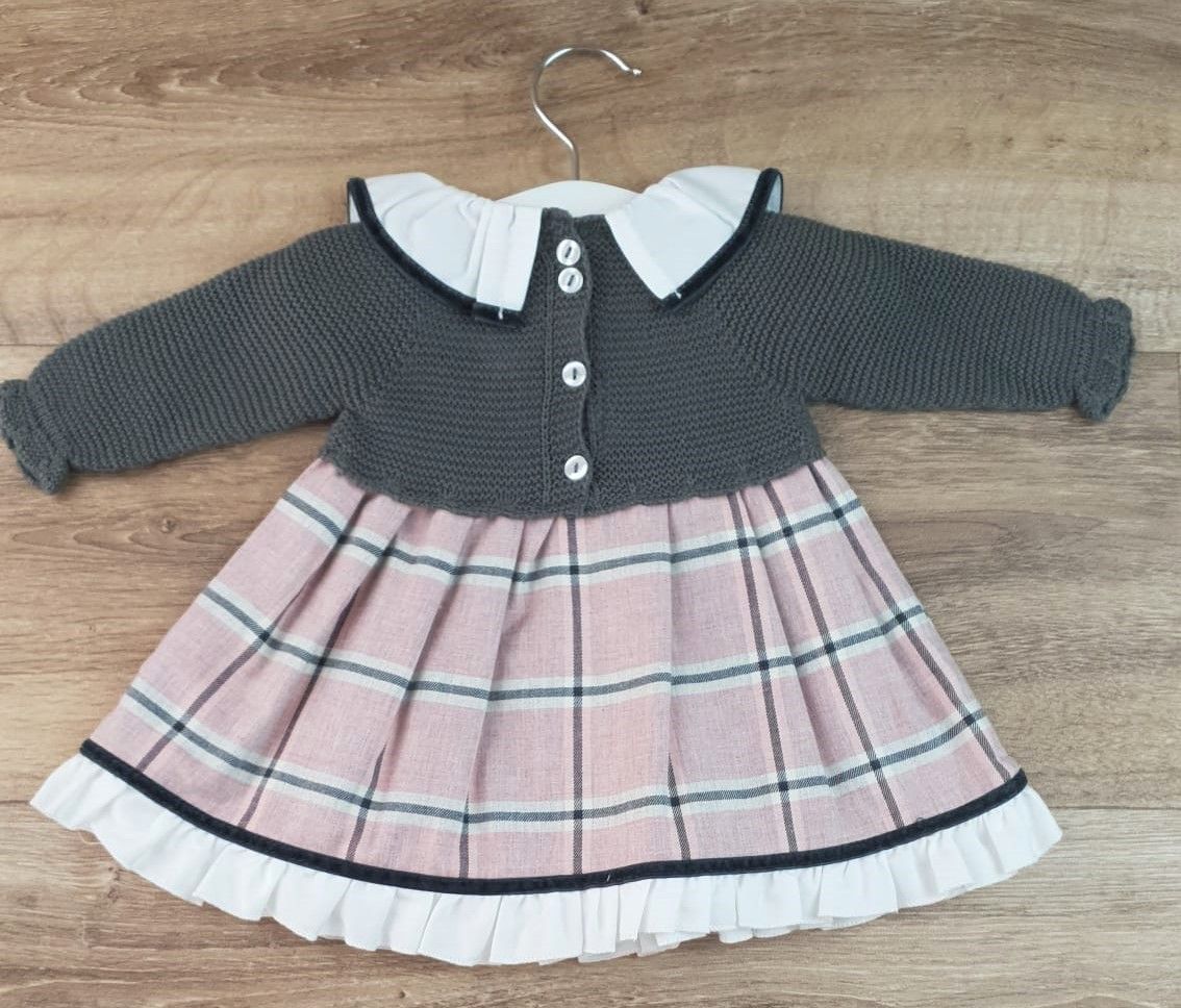 Vestido de punto y tela cuadros con volantes