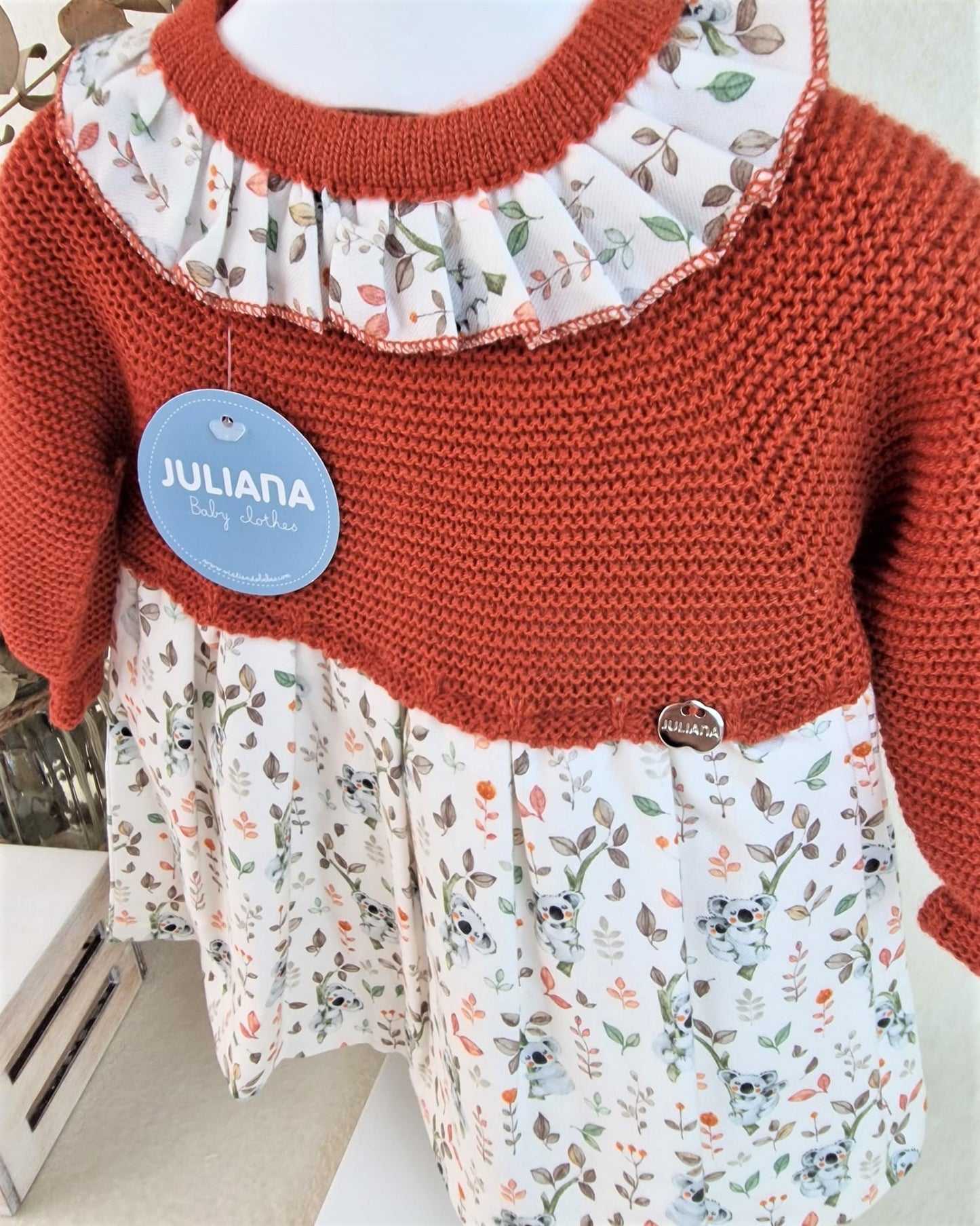 Vestido de cuerpo de punto en tono caldera con tela de koalas