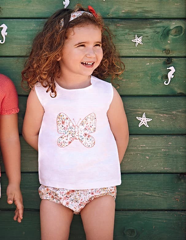 Conjunto con camisa de niña con mariposa